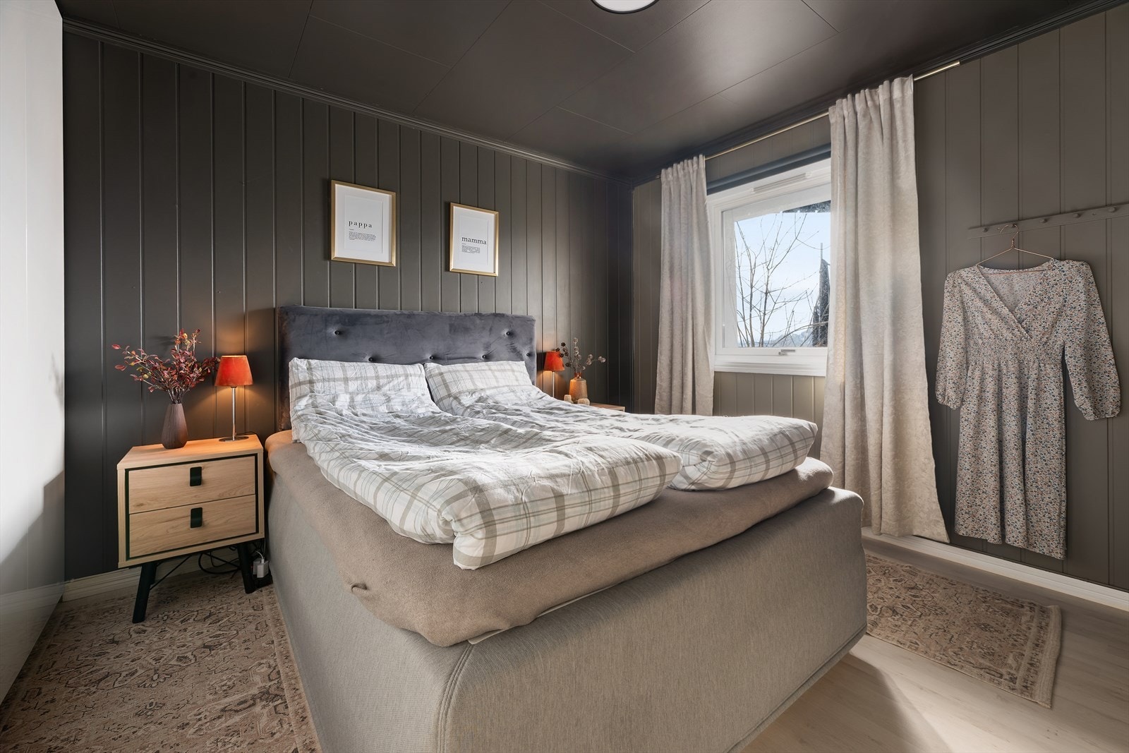 Hovedsoverommet har plass til dobbeltseng og har et vindu som gir naturlig lys. Galleribilde
