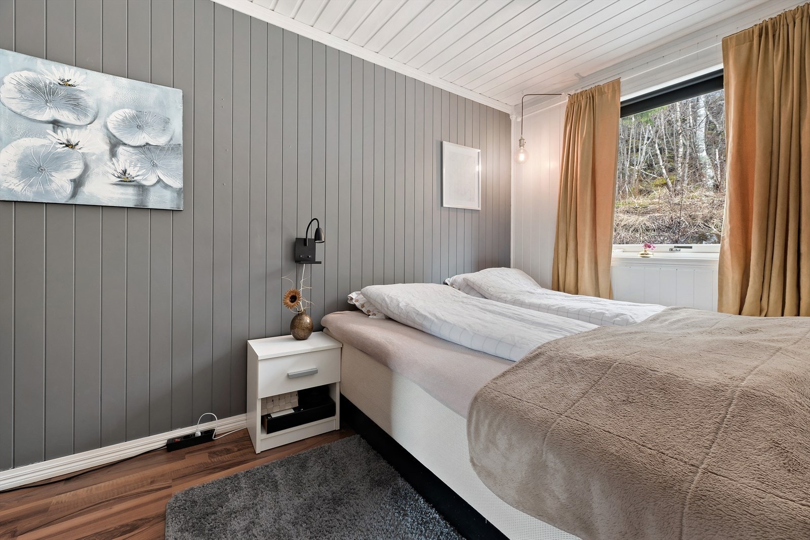 Dette soverommet har god plass til dobbeltseng og skap, med panelte vegger for et gjennomført uttrykk. Galleribilde
