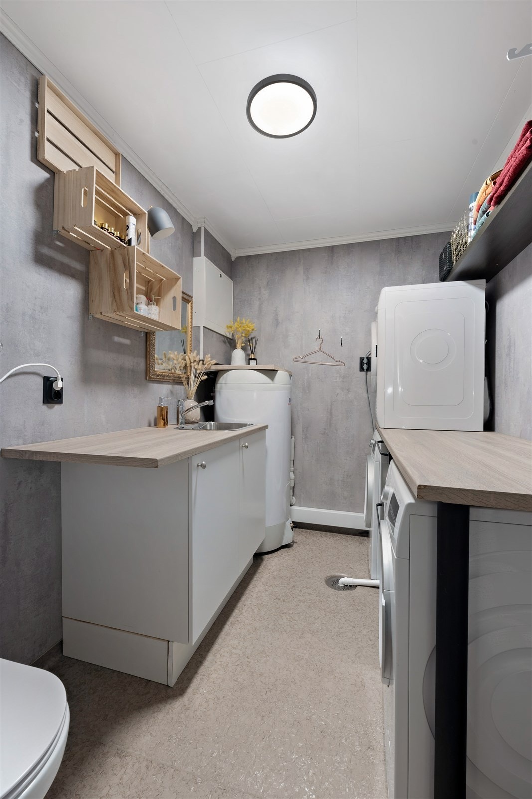 Ekstra toalett - Vaskerommet har vinylbelegg og elektriske varmekabler, og veggene er kledd med våtromsplater - Godt med benkeplass Galleribilde