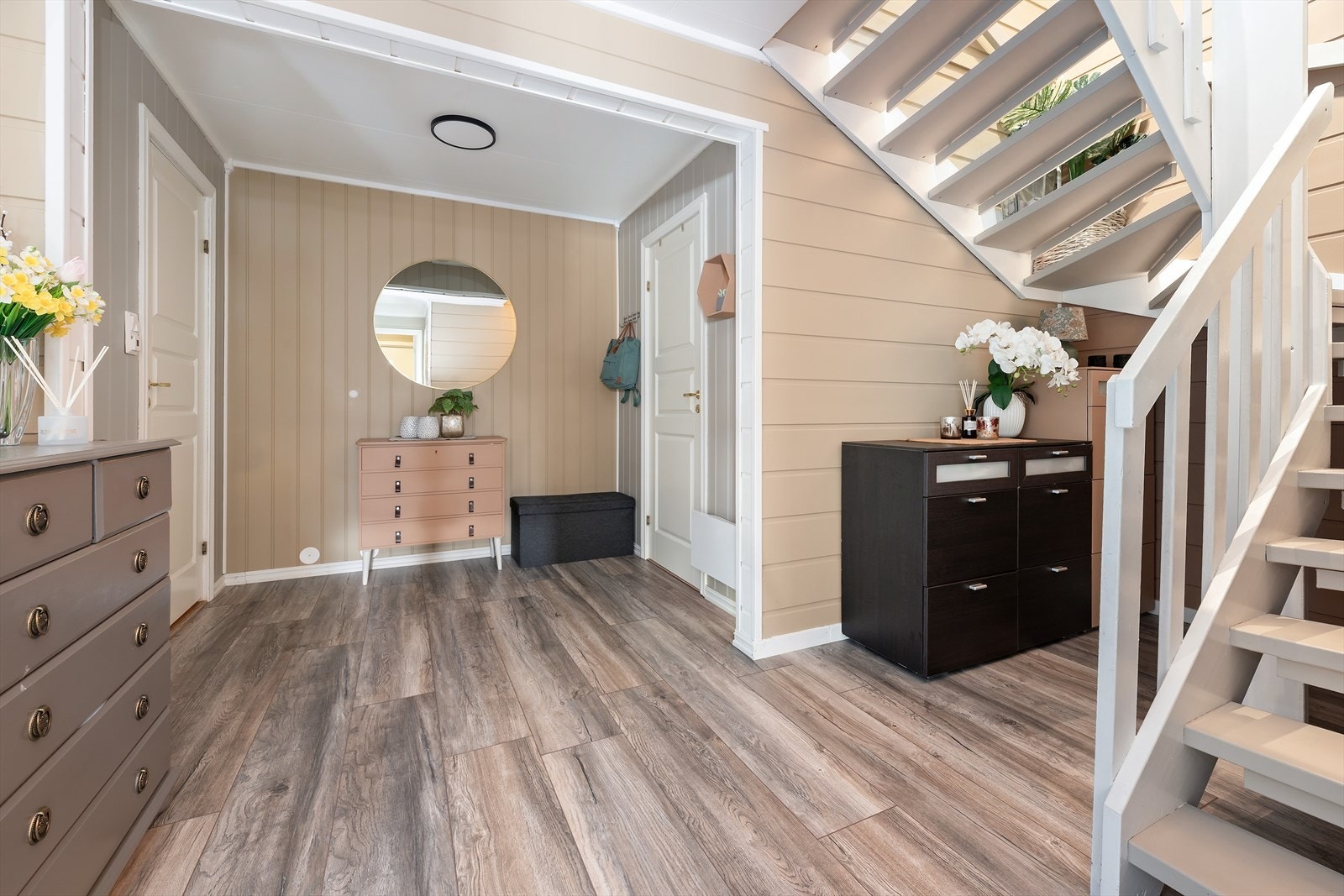 Hall - har moderne laminatgulv og lysmalte vegger, som gir et praktisk og stilrent uttrykk. Galleribilde