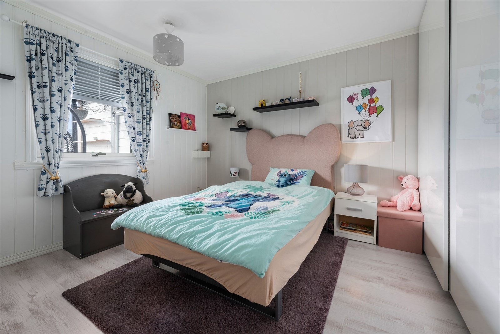 Barnerommet har plass til seng og oppbevaringsmøbler samt skyvedørsgarderobe Galleribilde