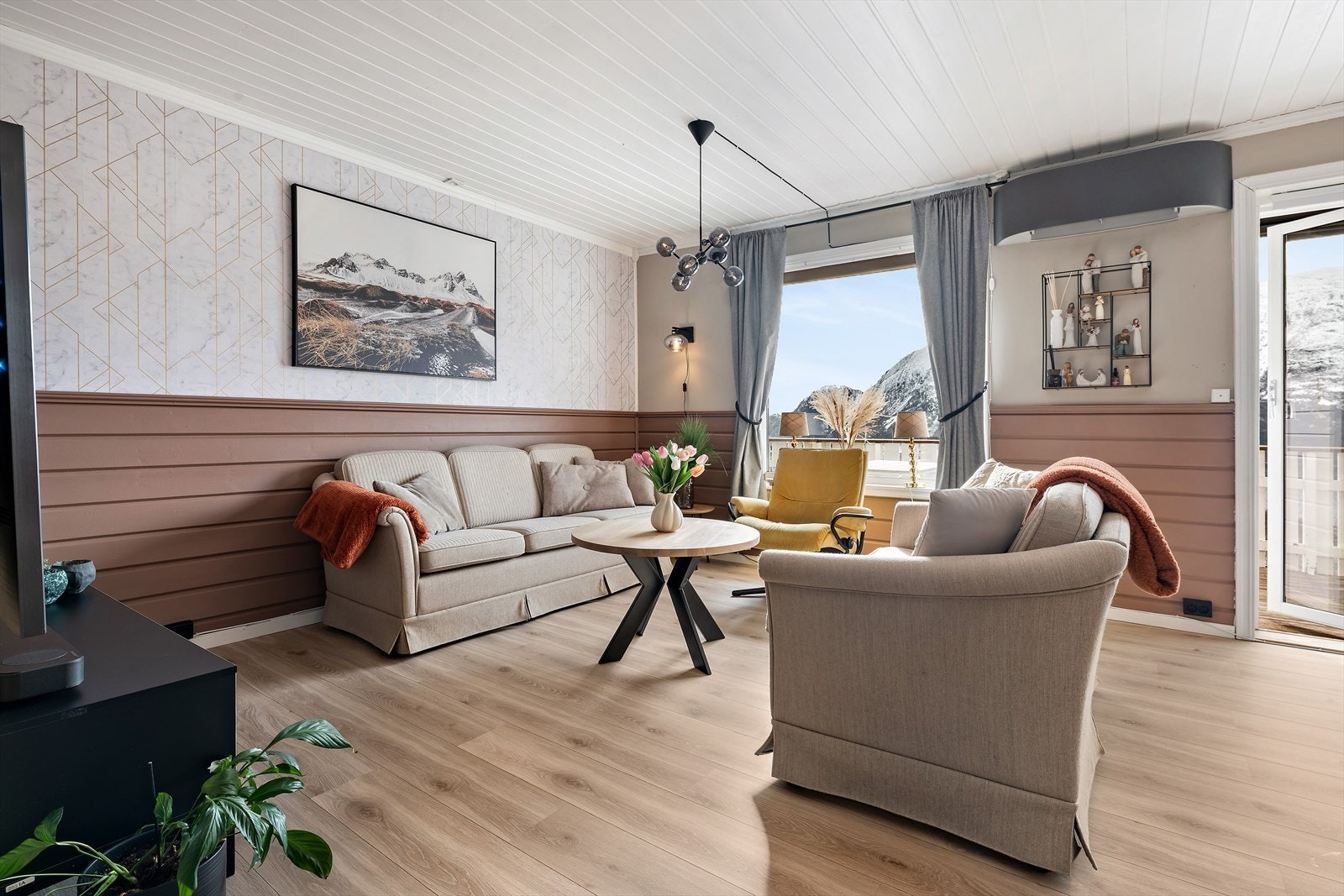 Stue med utgang til solrik terrasse og flott utsikt Galleribilde