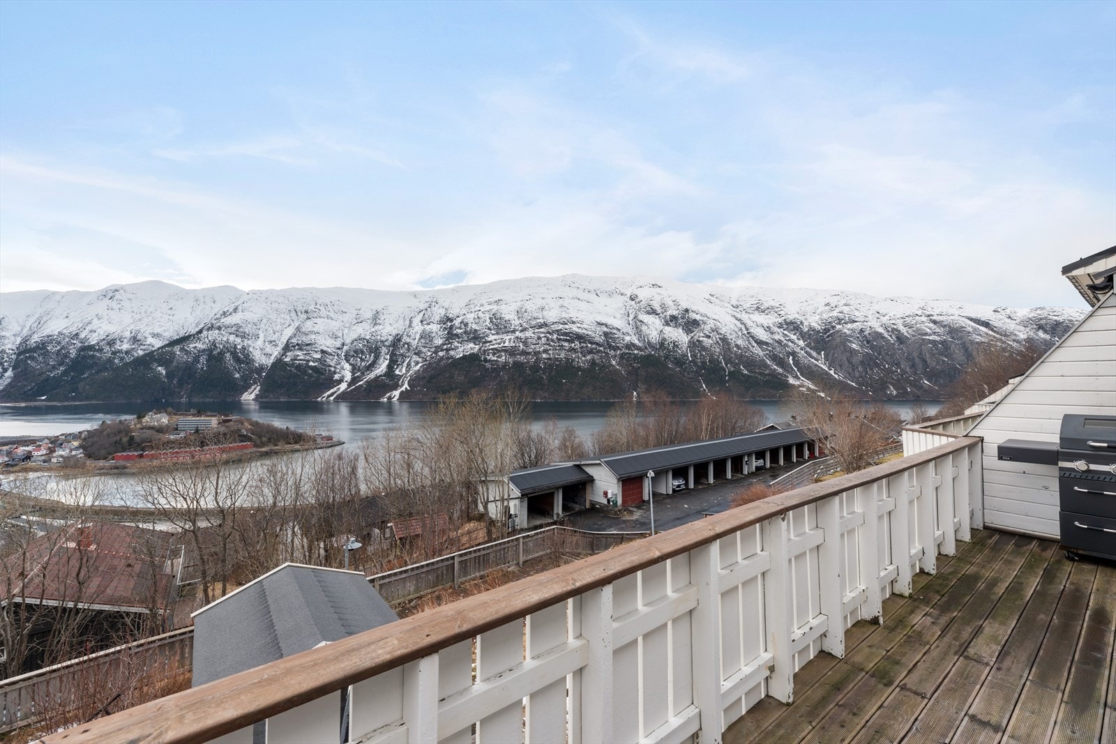 Terrassen gir en åpen utsikt mot nærområdets naturskjønne omgivelser. Galleribilde