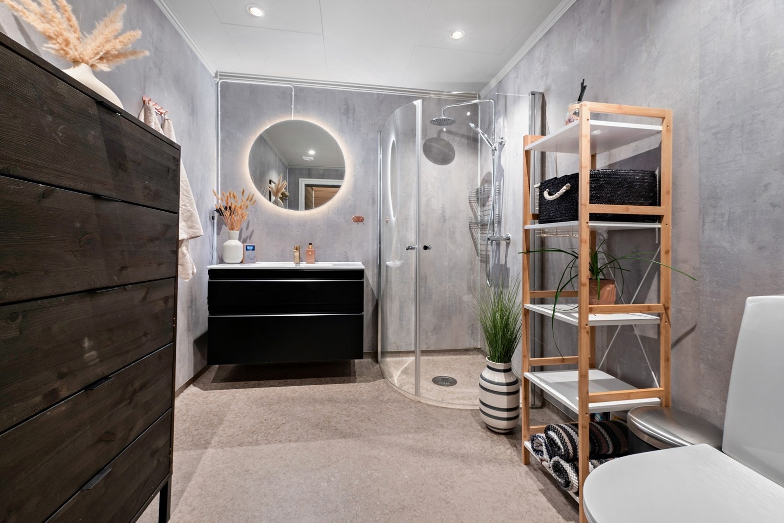 Bad har vinylbelegg og termostatstyrte varmekabler som sikrer et komfortabelt gulvklima. Galleribilde