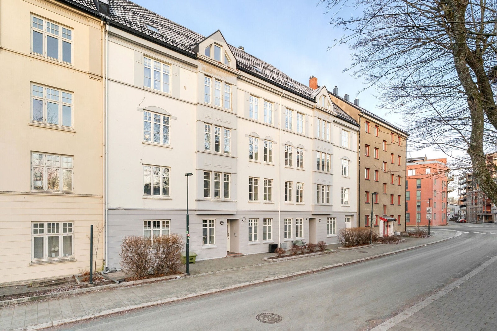 Leiligheten ligger i en ærverdig murgård på Lilleby. Galleribilde