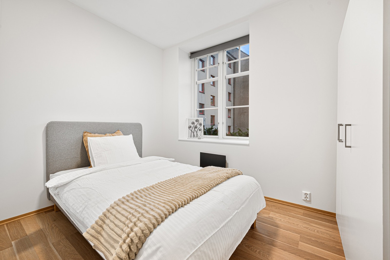 Soverom 2 er på 8 kvadratmeter, og har god plass til seng og ønsket garderobeløsning. Galleribilde