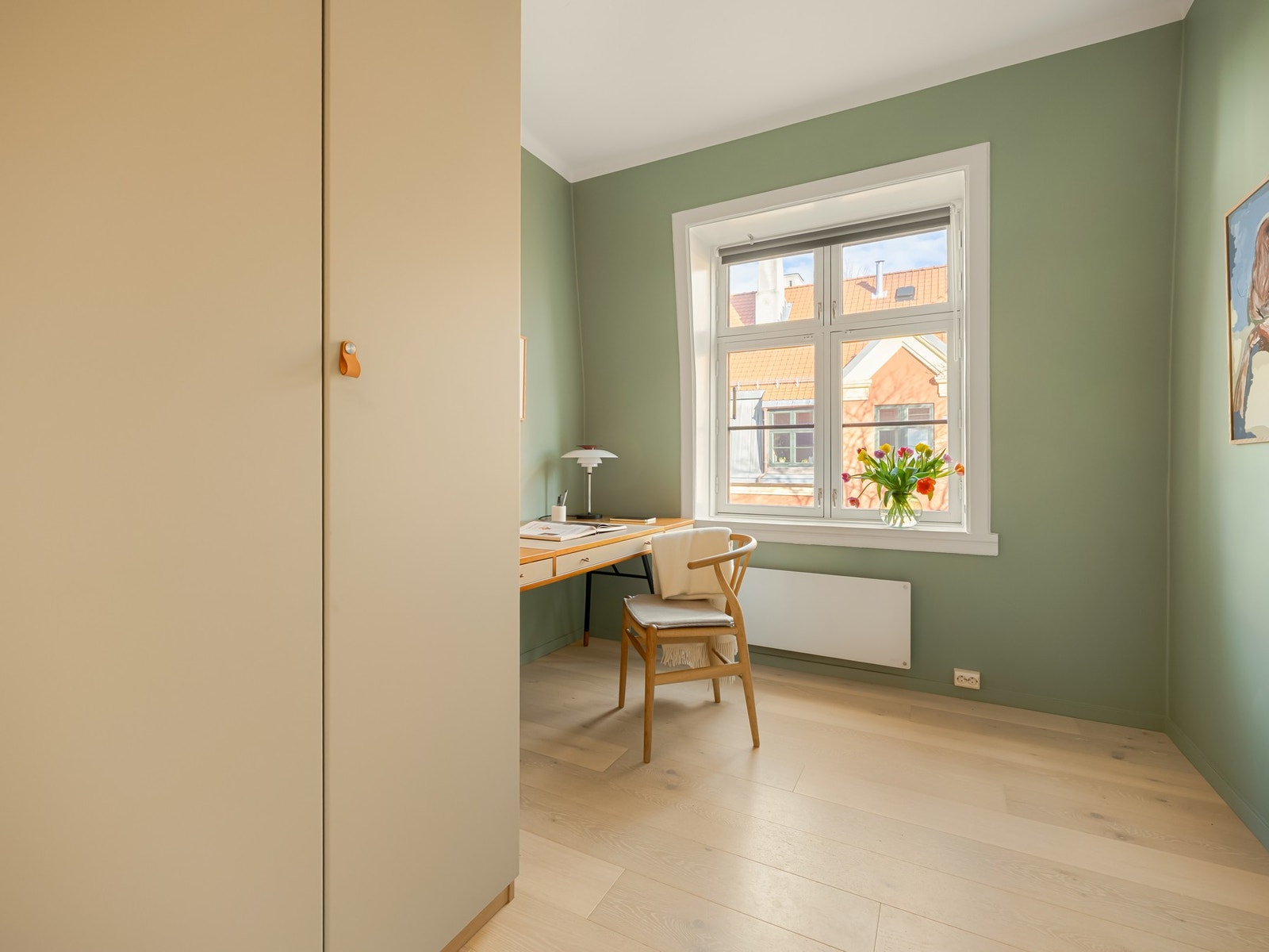 Fra entreen finner vi inngangen til det minste soverommet. Dette brukes i dag som kontor, men kan fint benyttes som soverom. Galleribilde