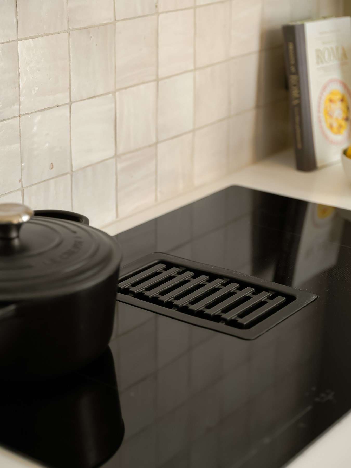 Det er heller ikke holdt tilbake på koketoppen, som er en XL-utgave med nedtrekksventilator. Galleribilde