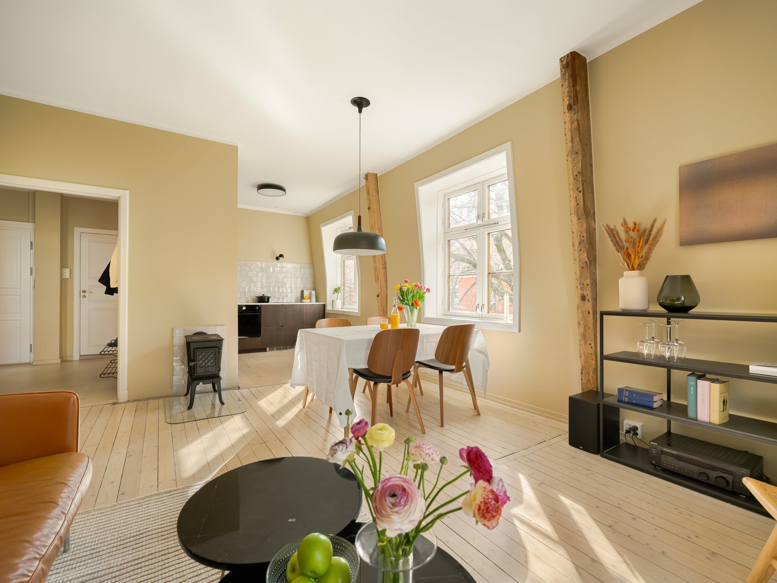 Her bor du fint til i byggets 3. etasje, og med en av sameiets beste interne beliggenheter. Denne kommer du til å like! Galleribilde