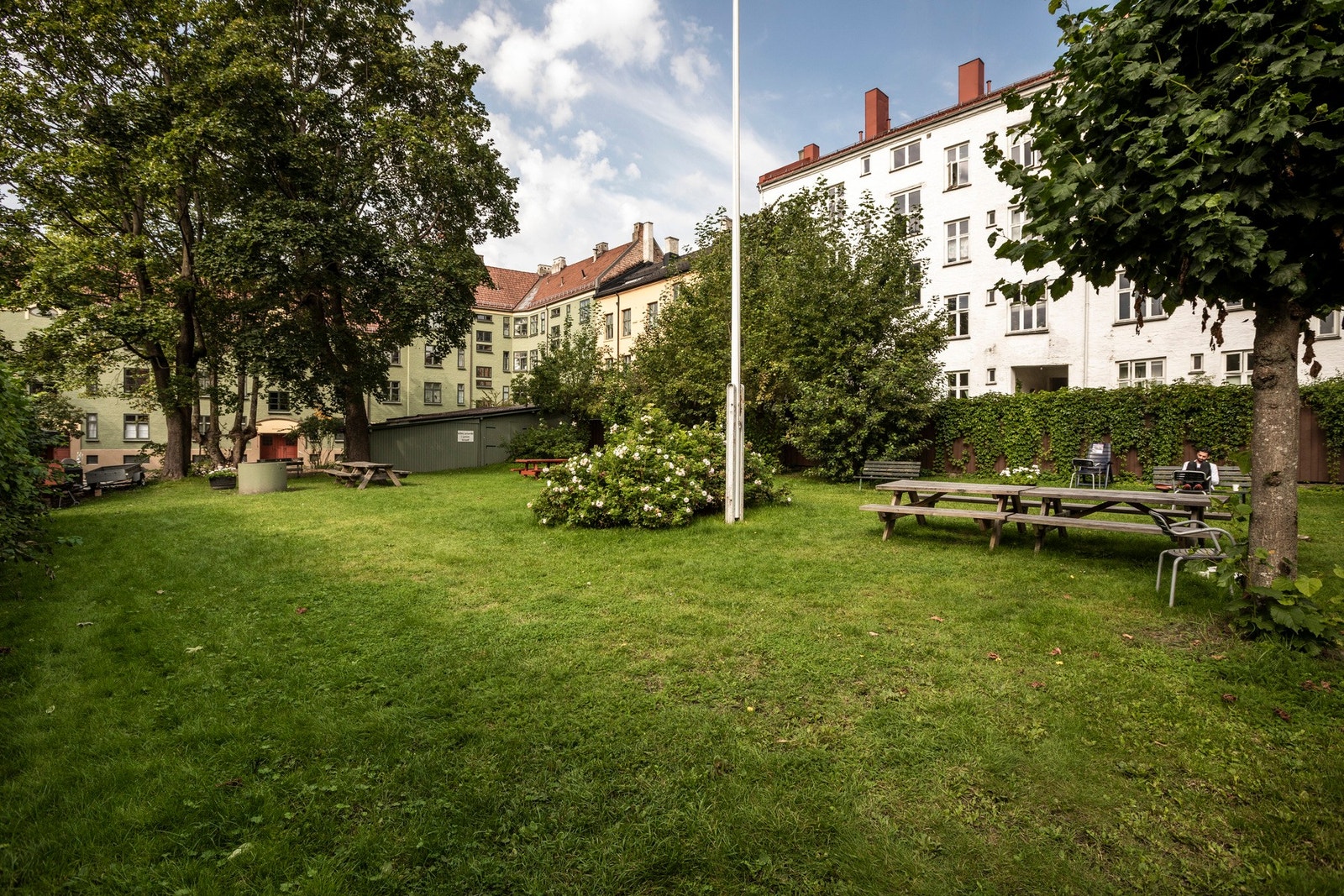 Nærmeste nabo til leiligheten er sameiets frodige park. Her er det store grøntområder og sittegrupper. Galleribilde