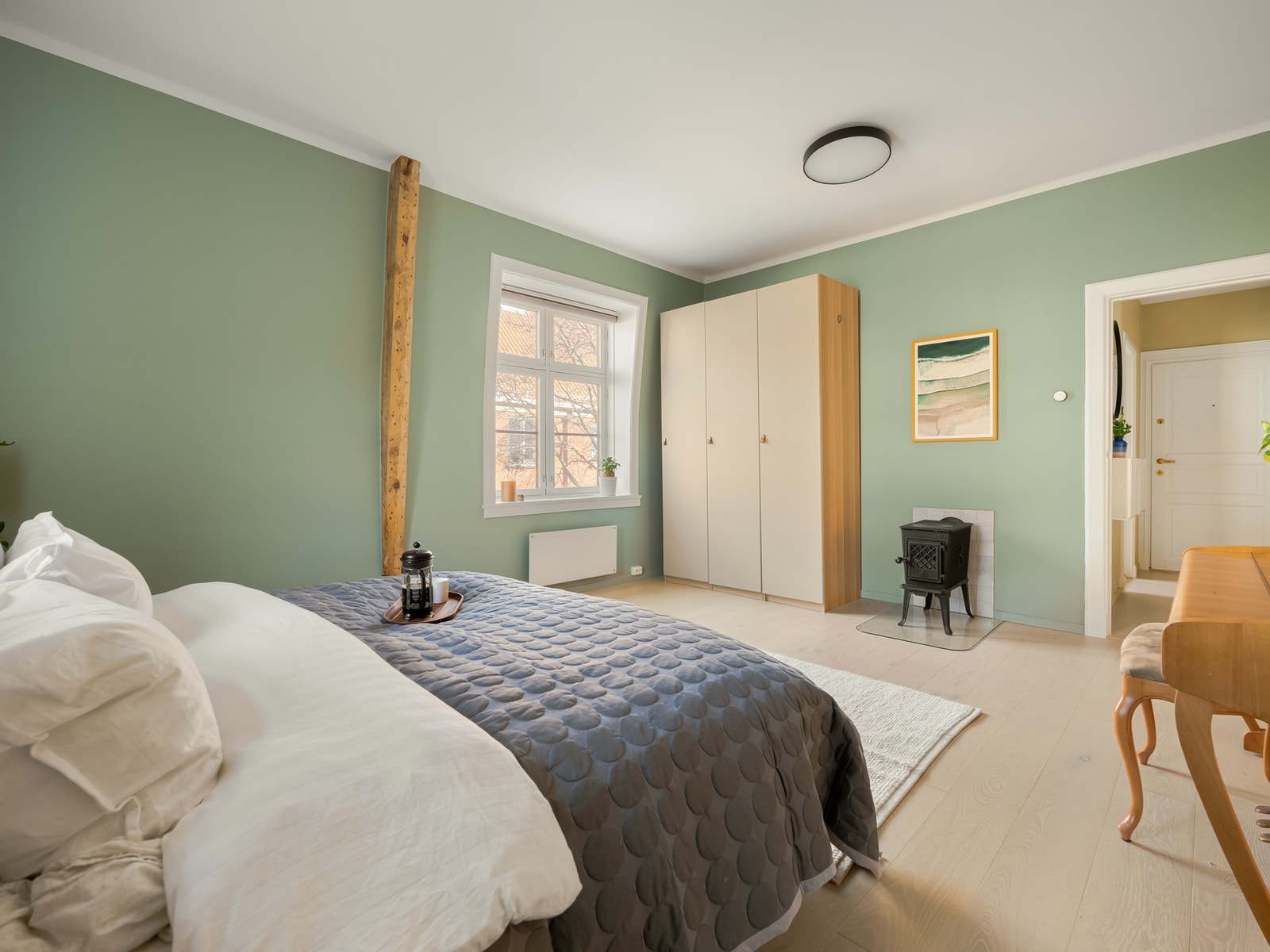 Det er også rikelig med plass til stor garderobe her inne. Galleribilde