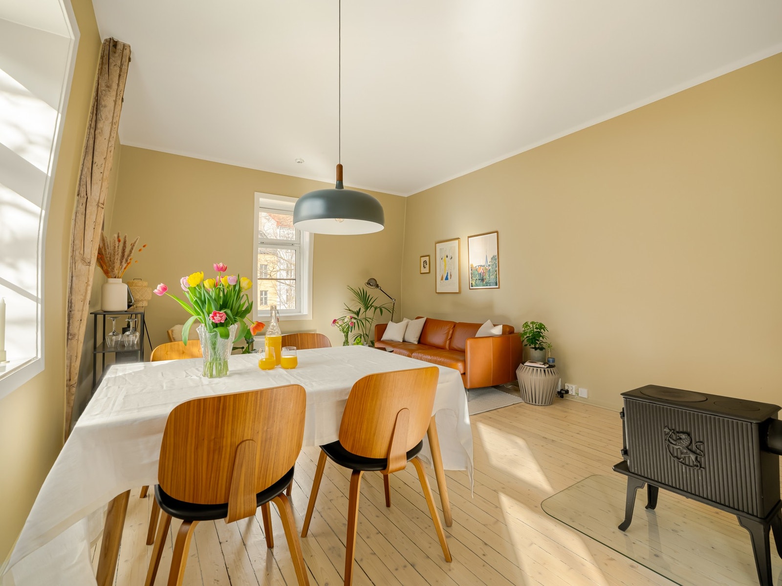 Leiligheten ligger på toppen og enden av bygget. Det betyr at du får lys og luft fra to himmelretninger i stuen. Galleribilde