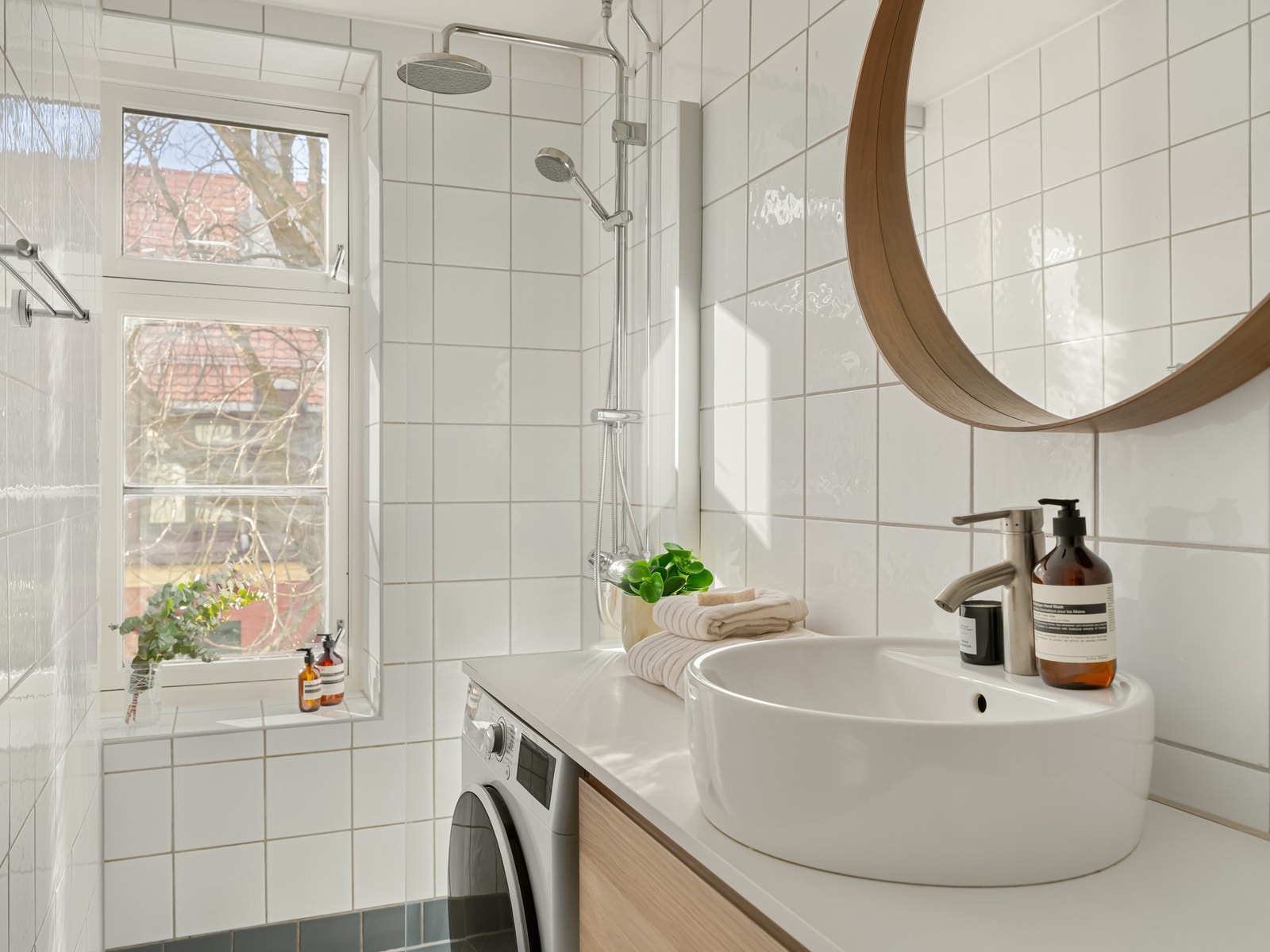 Det er også bra med plass til vaskemaskin her inne. Den kombinerte vaskemaskin og tørketrommelen følger med. Galleribilde