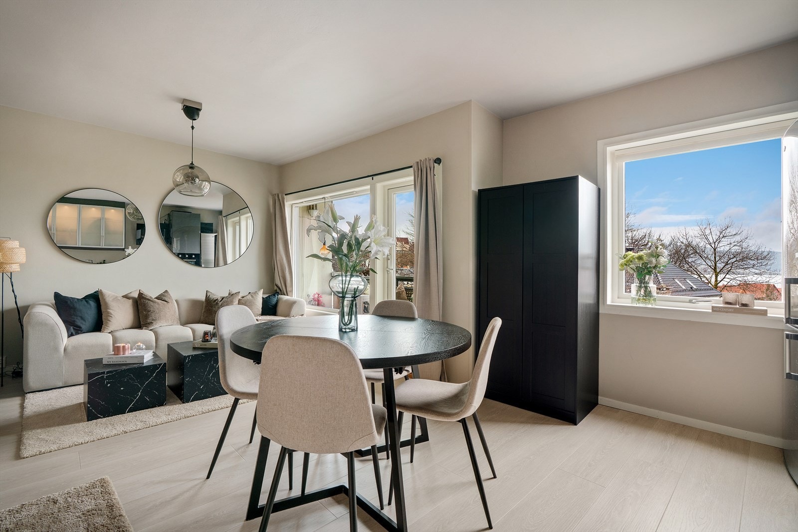 God planløsning med plass til sofa og spisebord. Galleribilde