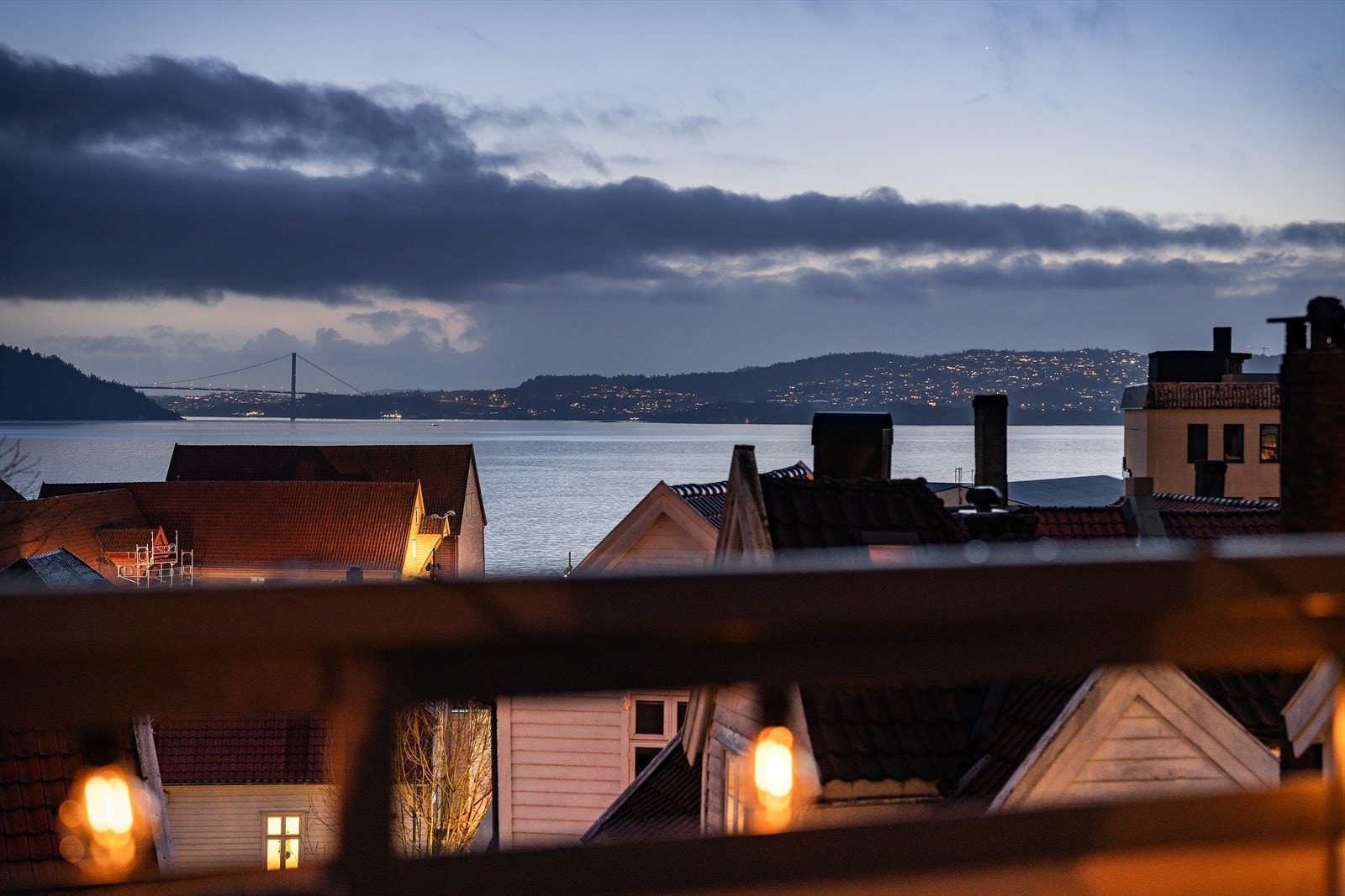 Leiligheten har en fin beliggenhet med nydelig sjøutsikt og gode solforhold. Galleribilde