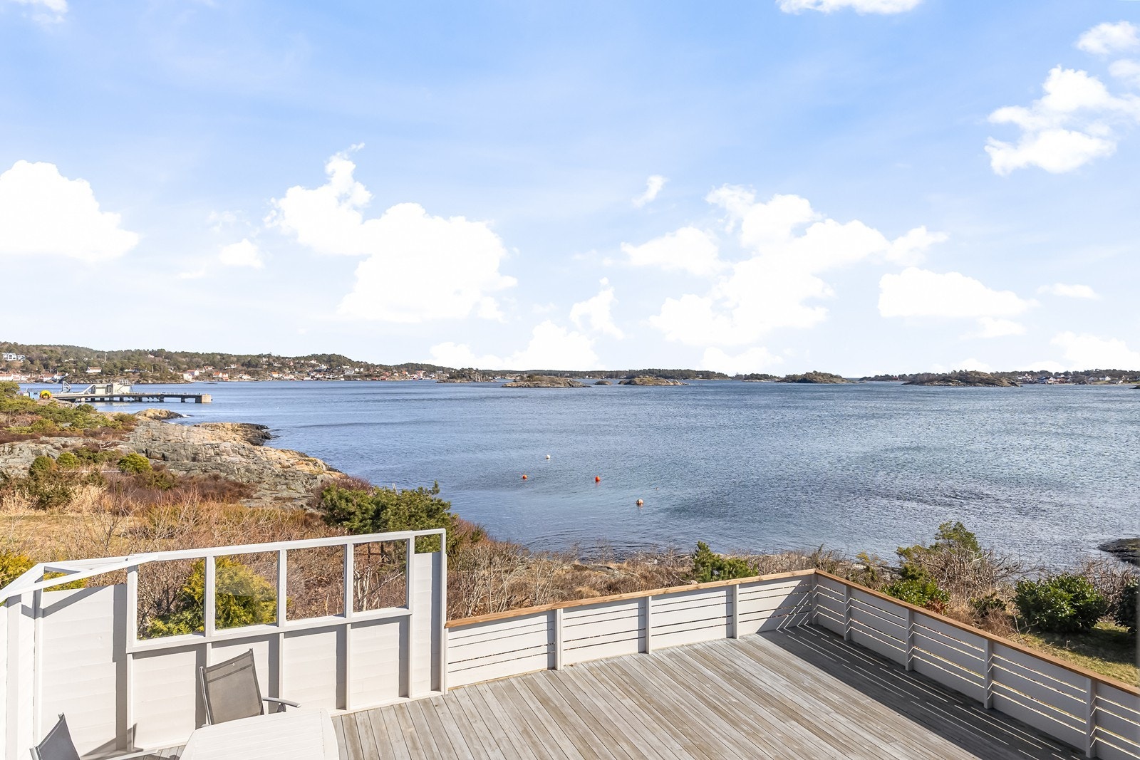 Fine badeplasser og båtfeste med moring like nedenfor Galleribilde