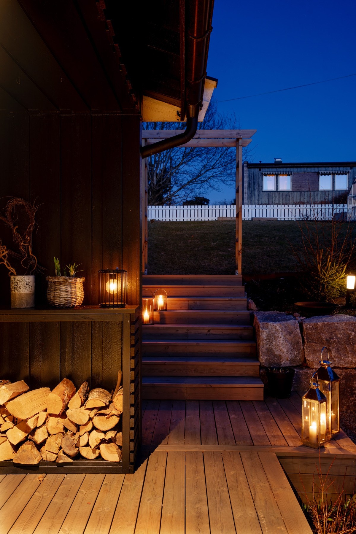 Mellom husveggen og hagen er det gjort dreneringstiltak, samt opparbeidet bed og steingjerde. Galleribilde