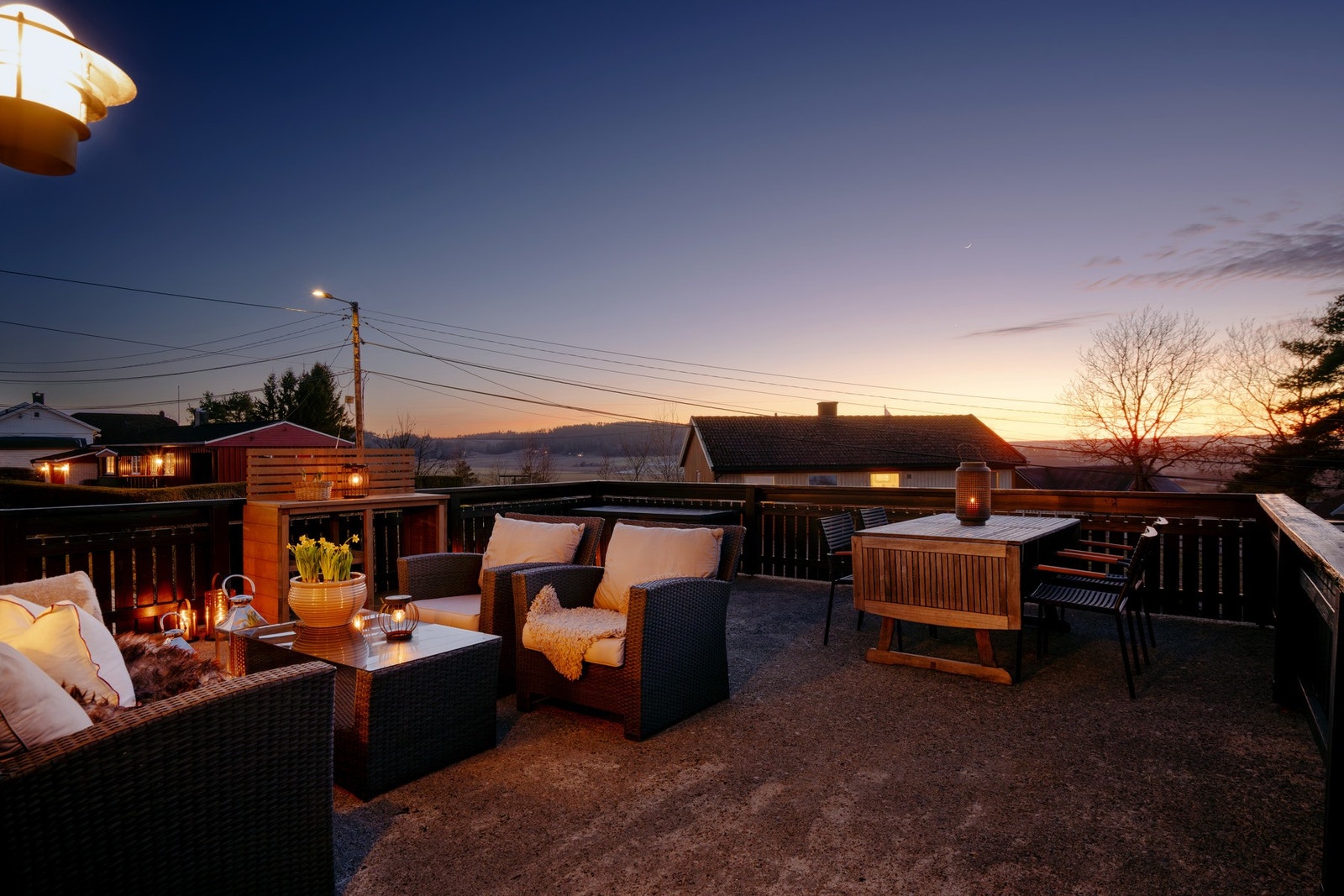 Stor uteplass med flott utsikt over terrenget. Gode solforhold. Galleribilde