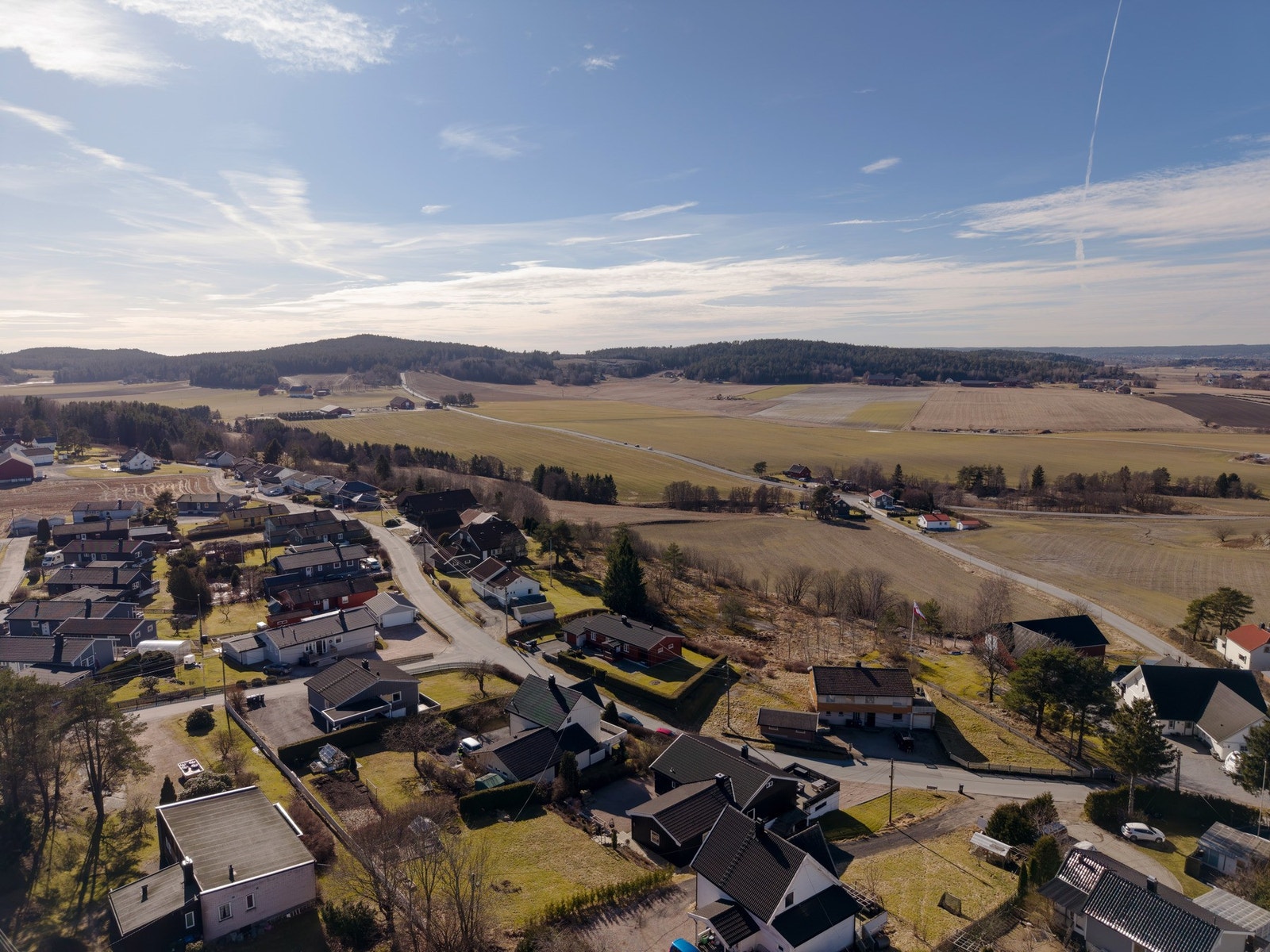 Huset ligger i et stille og rolig byggefelt - landlige omgivelser samtidig som det er kort vei til det meste. Galleribilde
