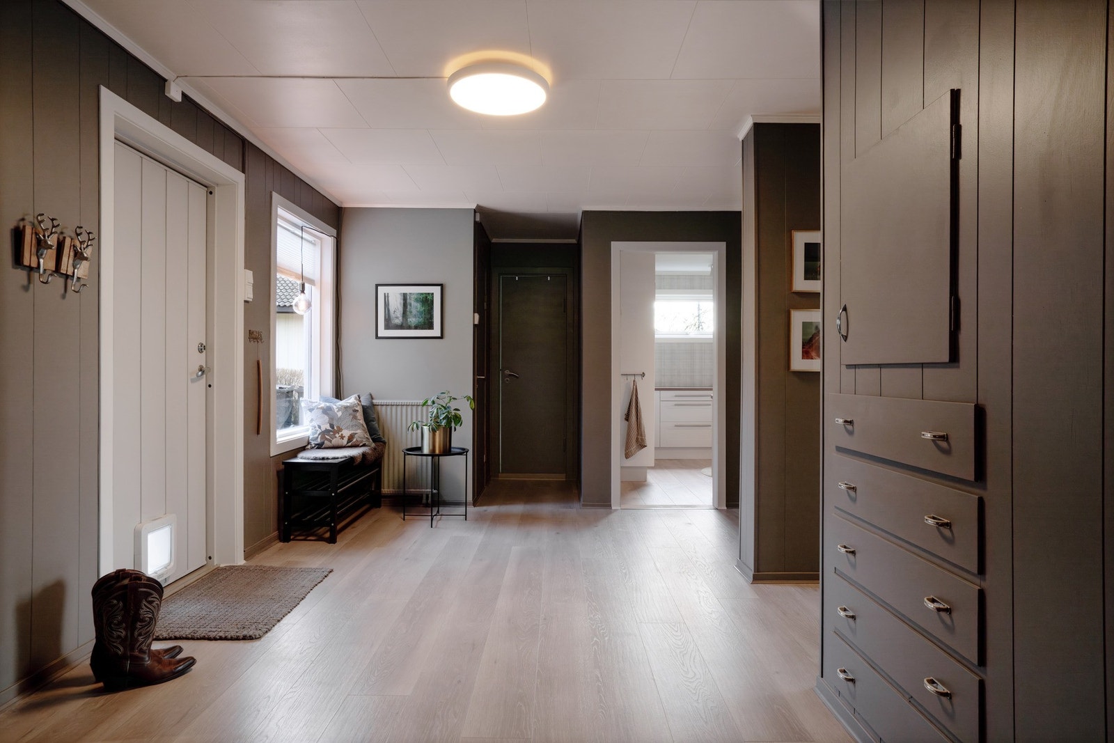 Romslig og praktisk gang med lagringsplass - kort vei til WC-rom og vaskerom. Galleribilde