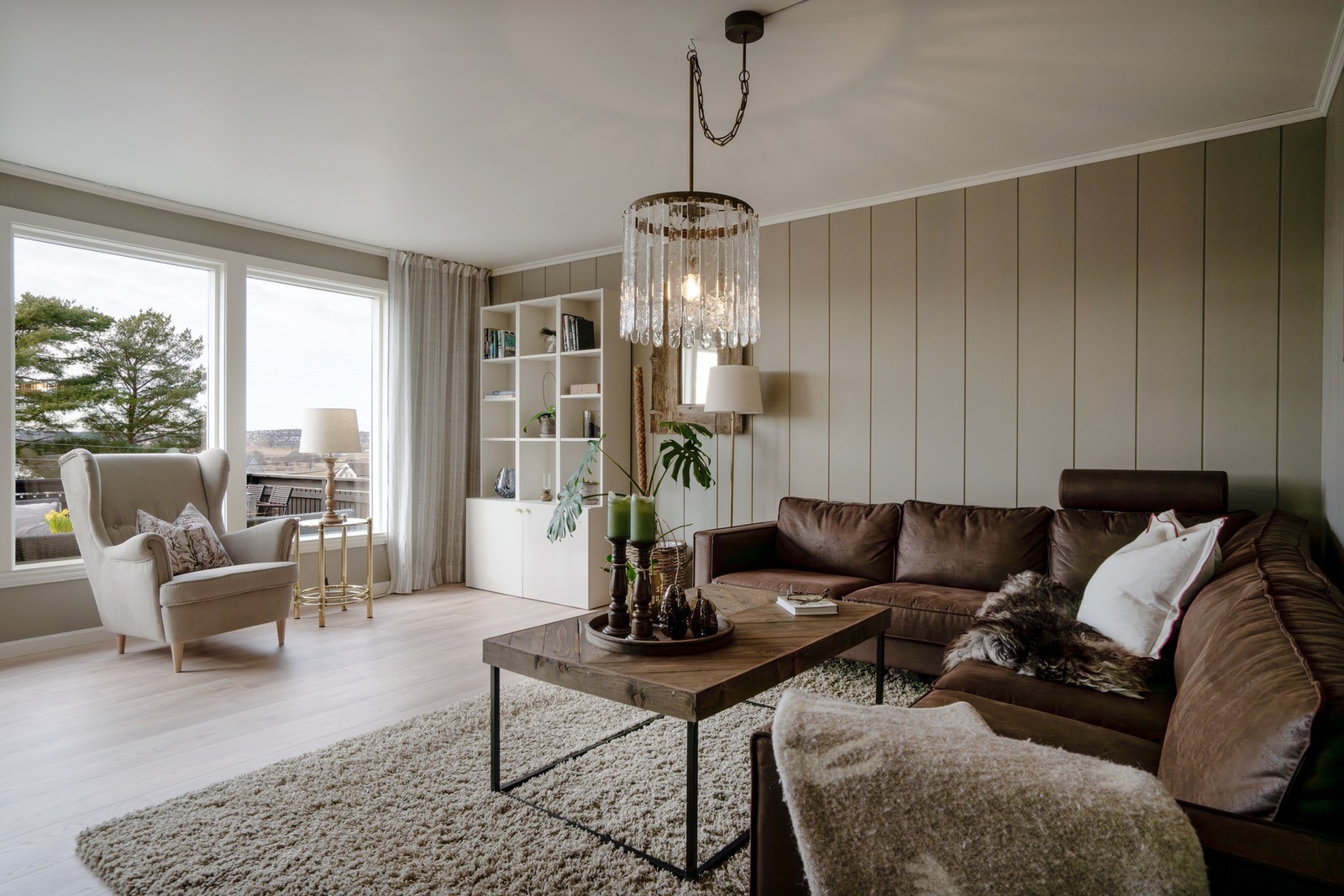 Stuen er lys og romslig, med kjekk planløsning. Galleribilde