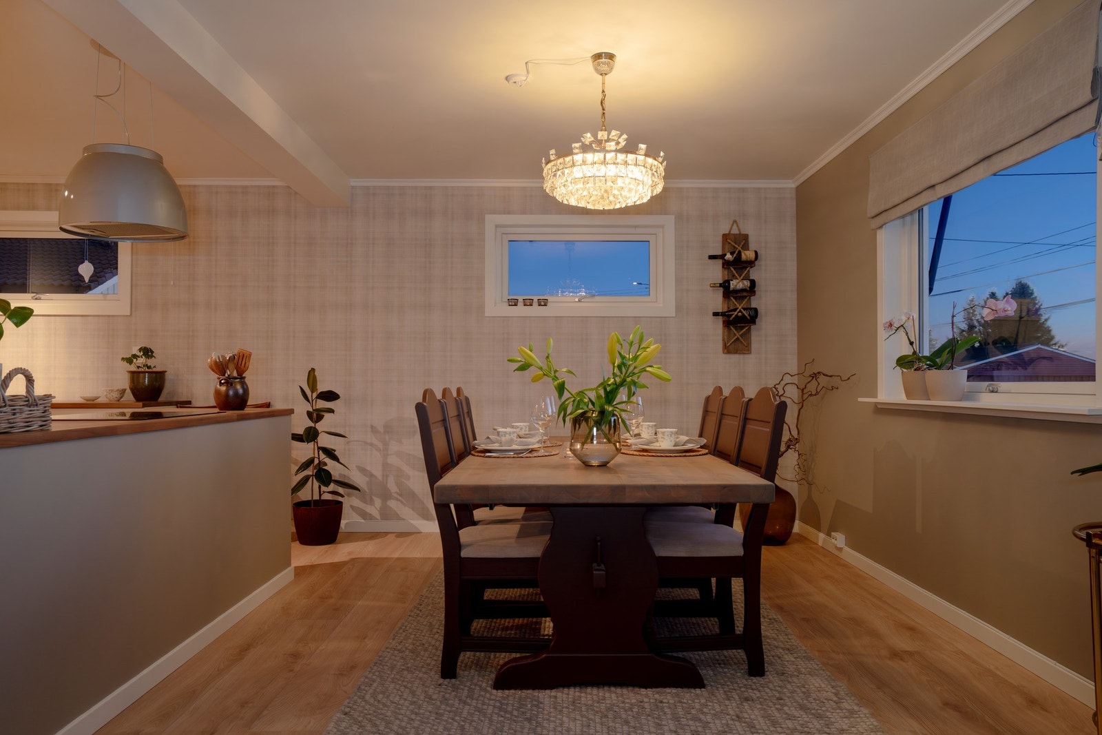 God plass til spisegruppe ved kjøkkenet. Galleribilde