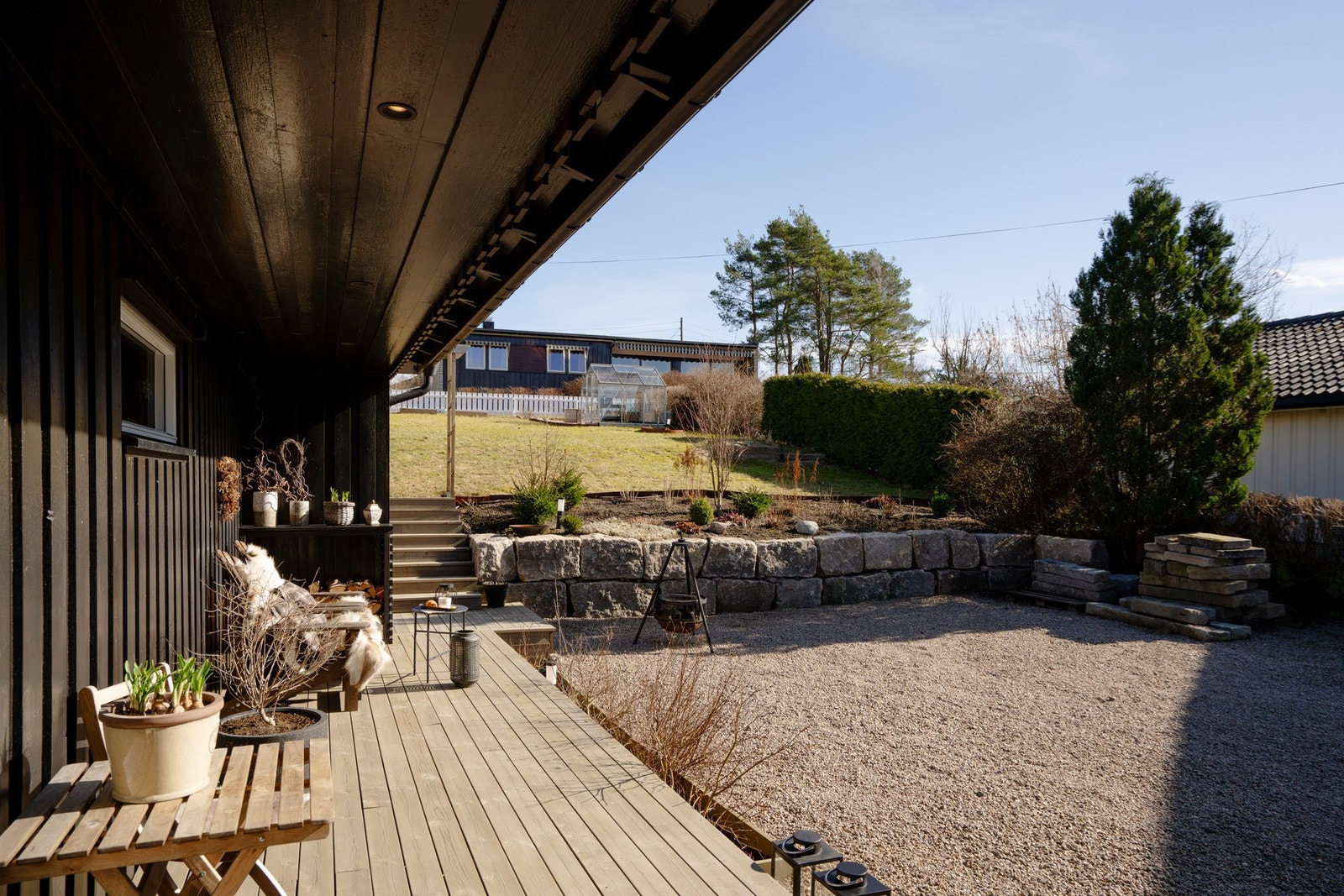 Uteområdene er fint opparbeidet med ulike soner - slik at du kan flytte deg etter vind- og solforholdene. Galleribilde