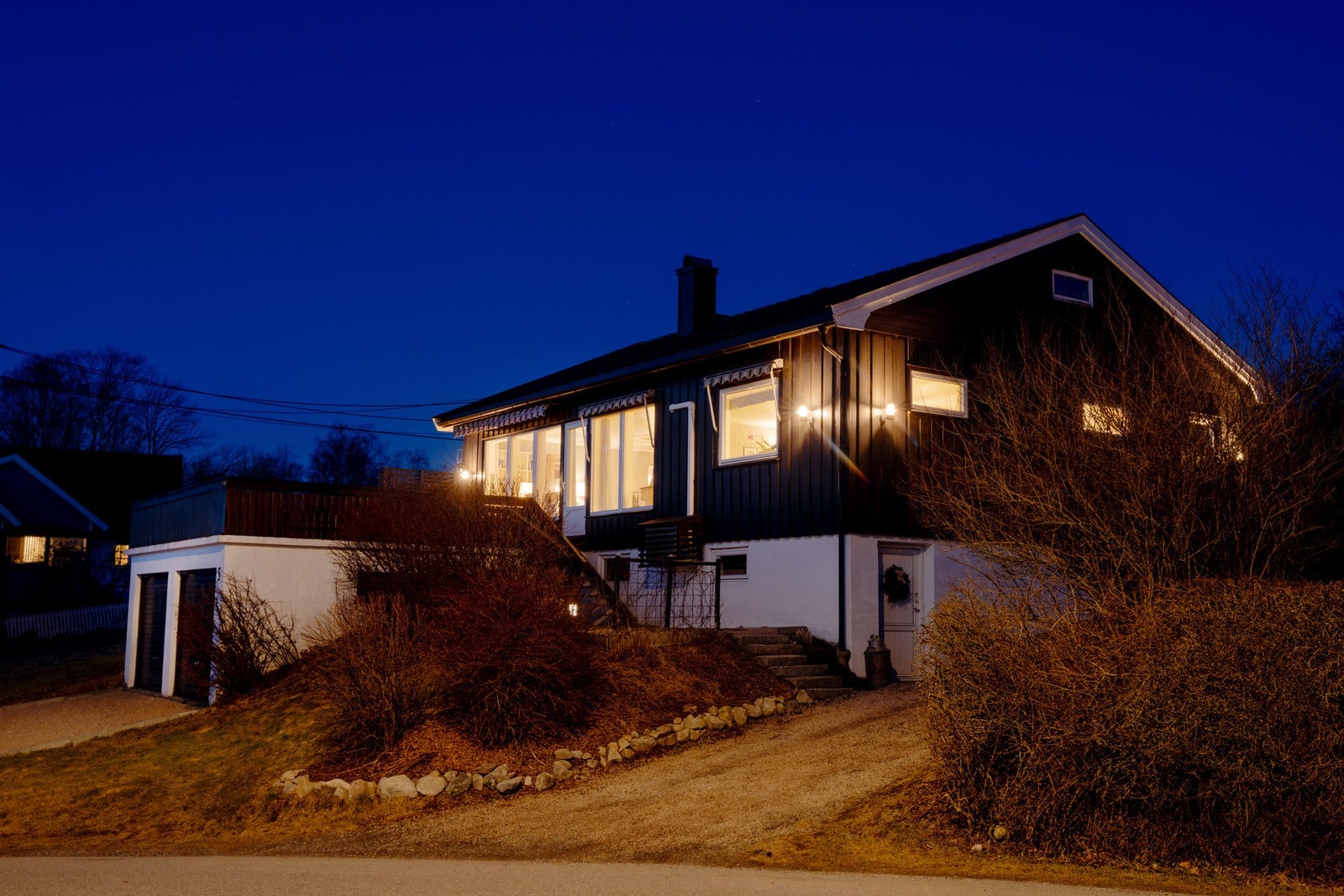 Eneboligen har fin beliggenhet i et rolig og landlig område. Galleribilde
