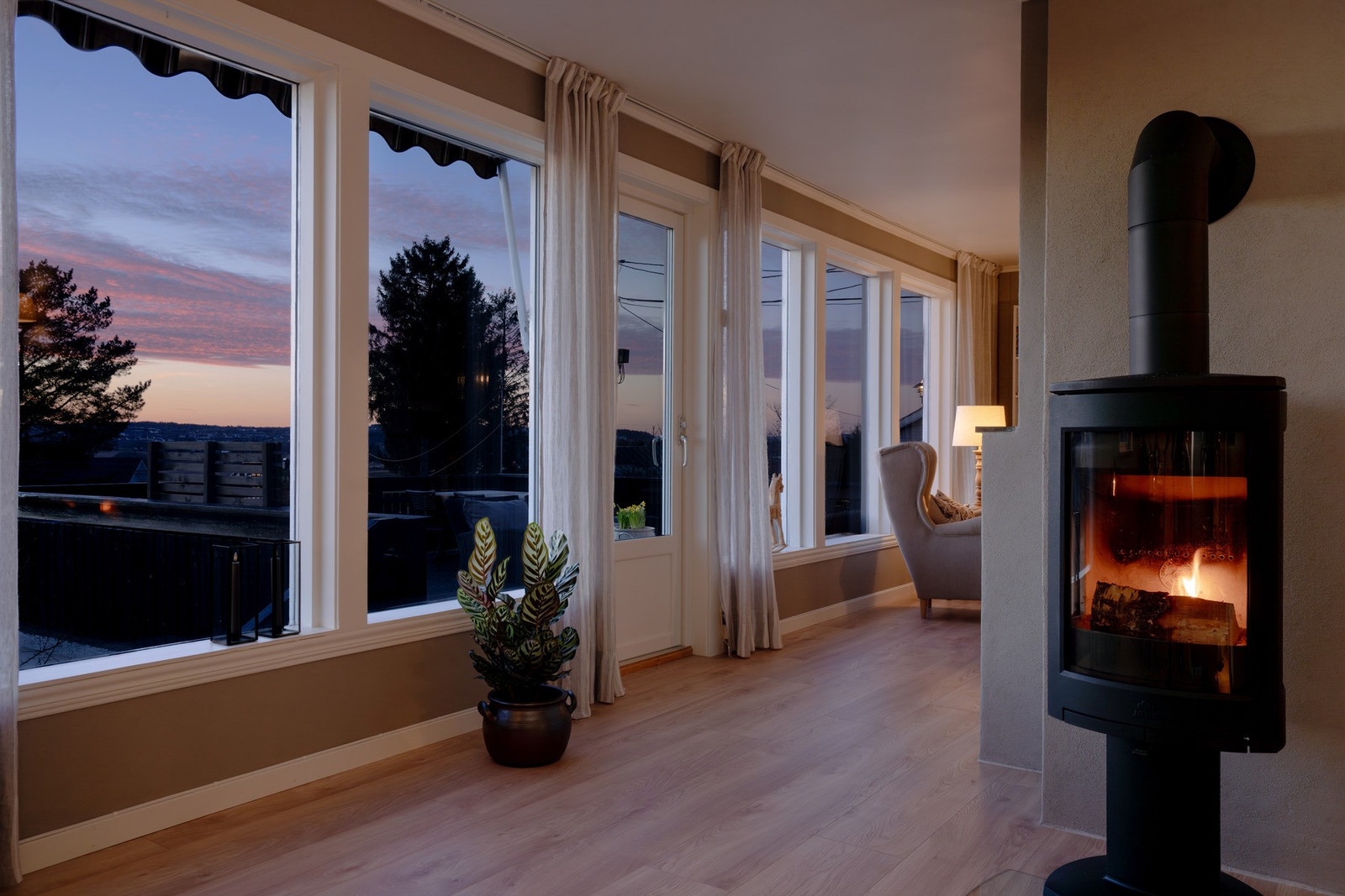 Store vindusflater som slipper inn masse lys - og utsikt. Huset ligger høyt i terrenget slik at man slipper innsyn fra forbipasserende. Galleribilde