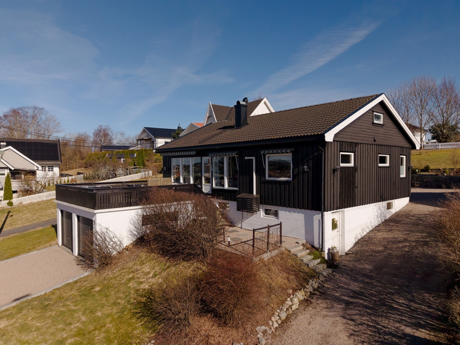 Garasje og rikelig med lagringsplass samt grovkjeller under huset. Alle oppholdsrom ligger på én flate. Galleribilde