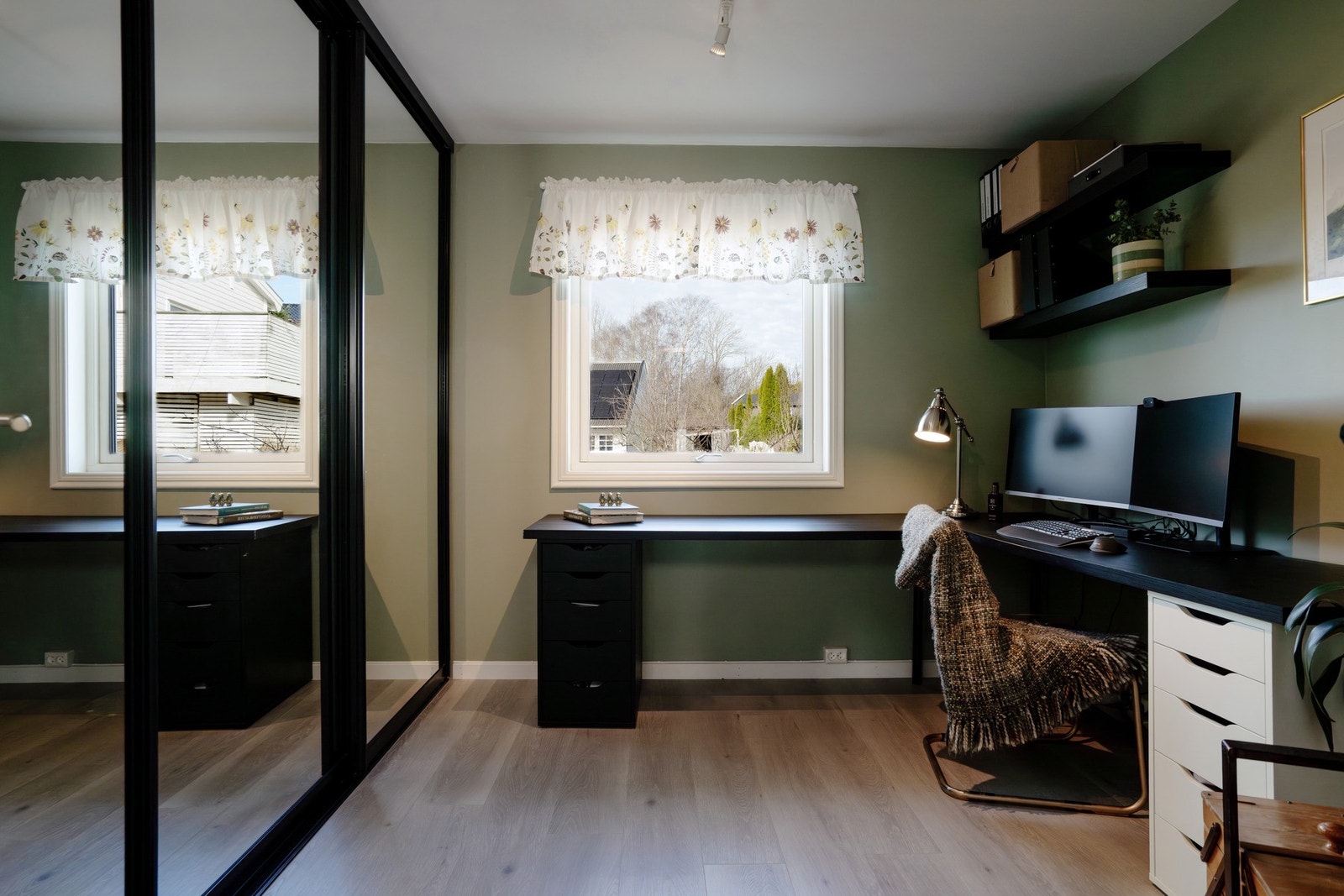 Soverom 3 av 3 - brukes som kontor i dag. Galleribilde