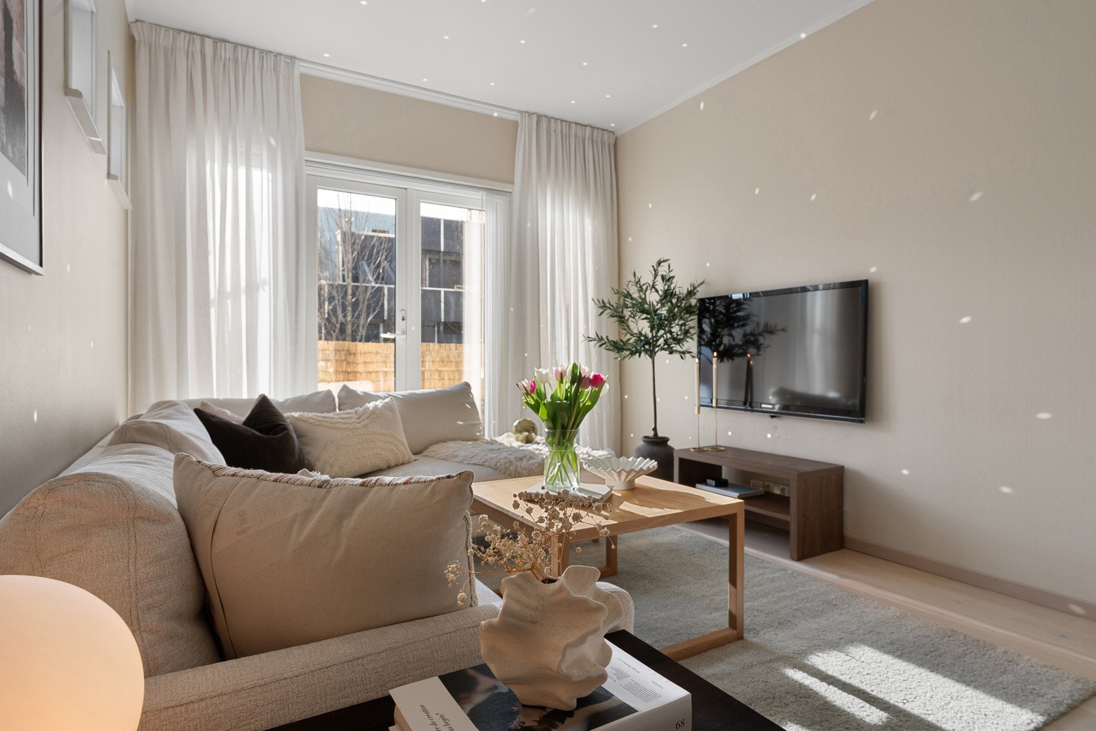 De sosiale sonene finner sine naturlige plasser i stuen, store vindusflater sikrer rikelig med lysinnslipp. Galleribilde