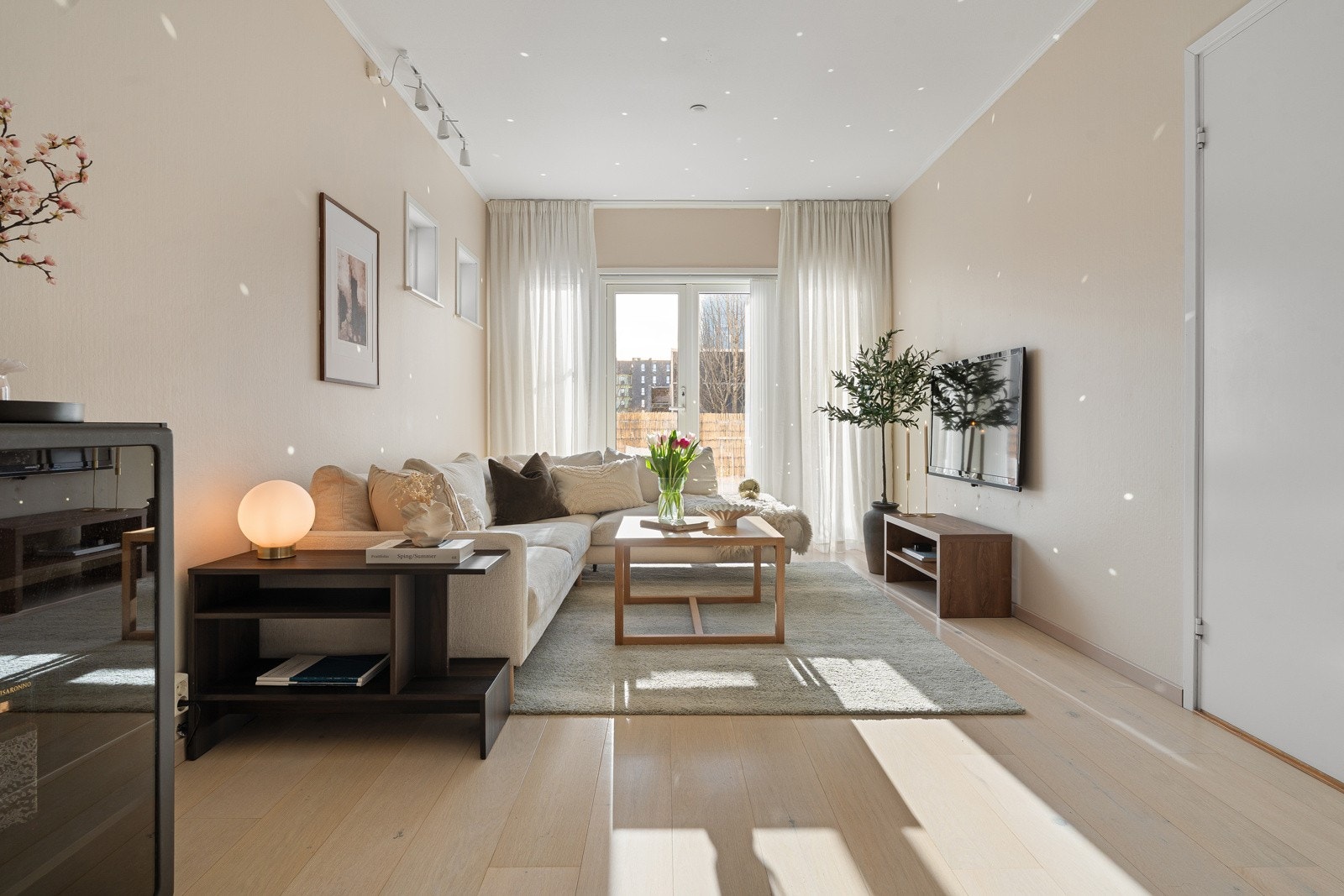 Boligen har gjennomgående farge- og materialvalg og fremstår tidløst og pent. Galleribilde