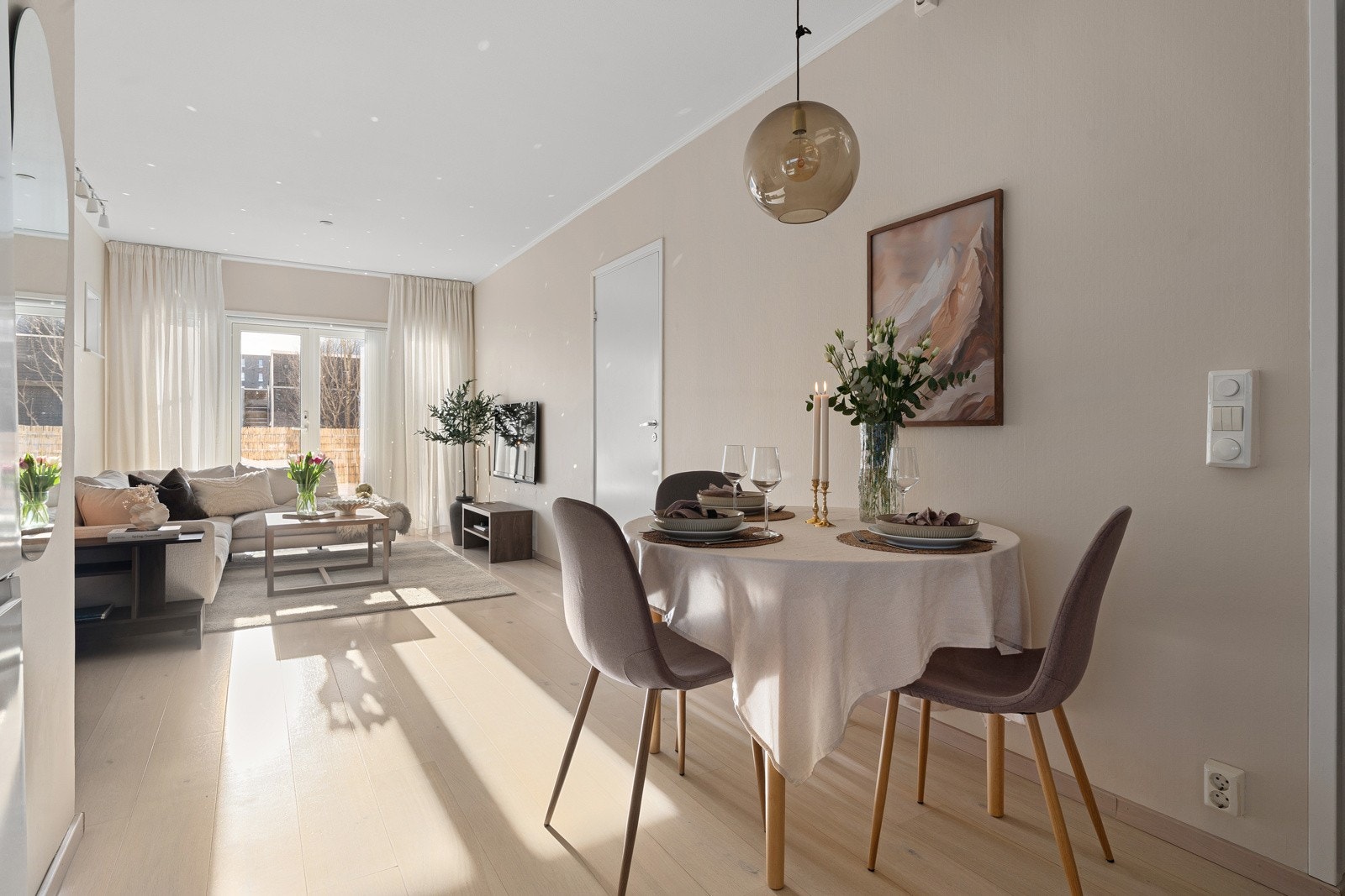 Spisebordet finner sin plass som et naturlig skille mellom stue og kjøkken. Galleribilde