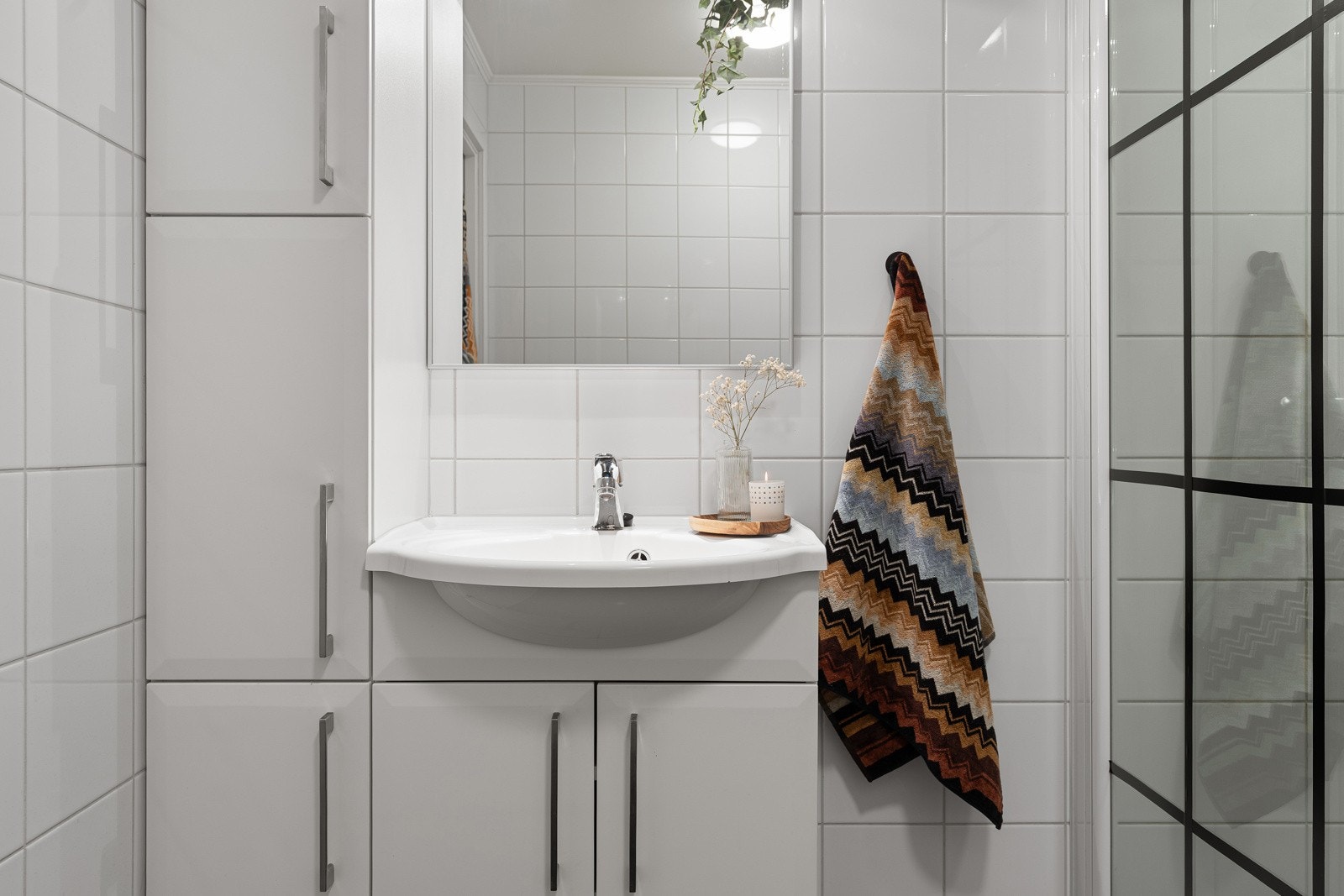 Rikelig med oppbevaring i baderomsinnredningen. Galleribilde