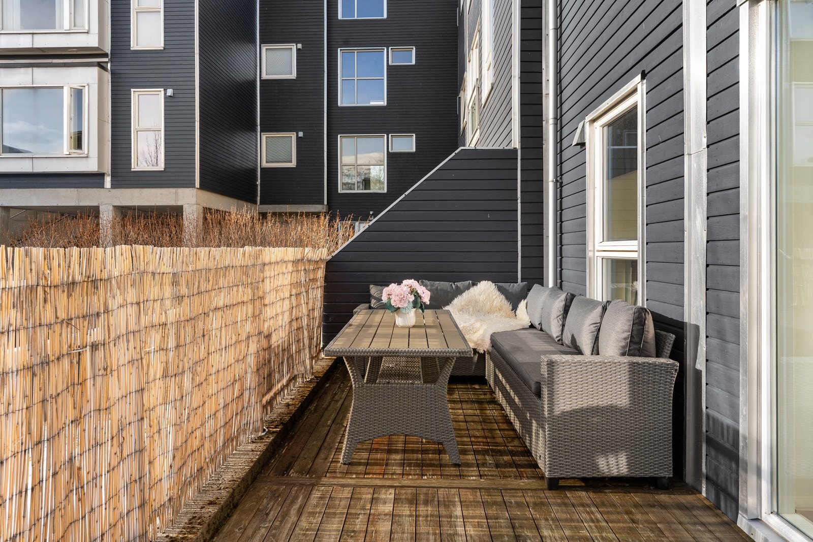 Romslig plass til utemøbler, verandaen er en yndet plass for hyggelige stunder. Galleribilde