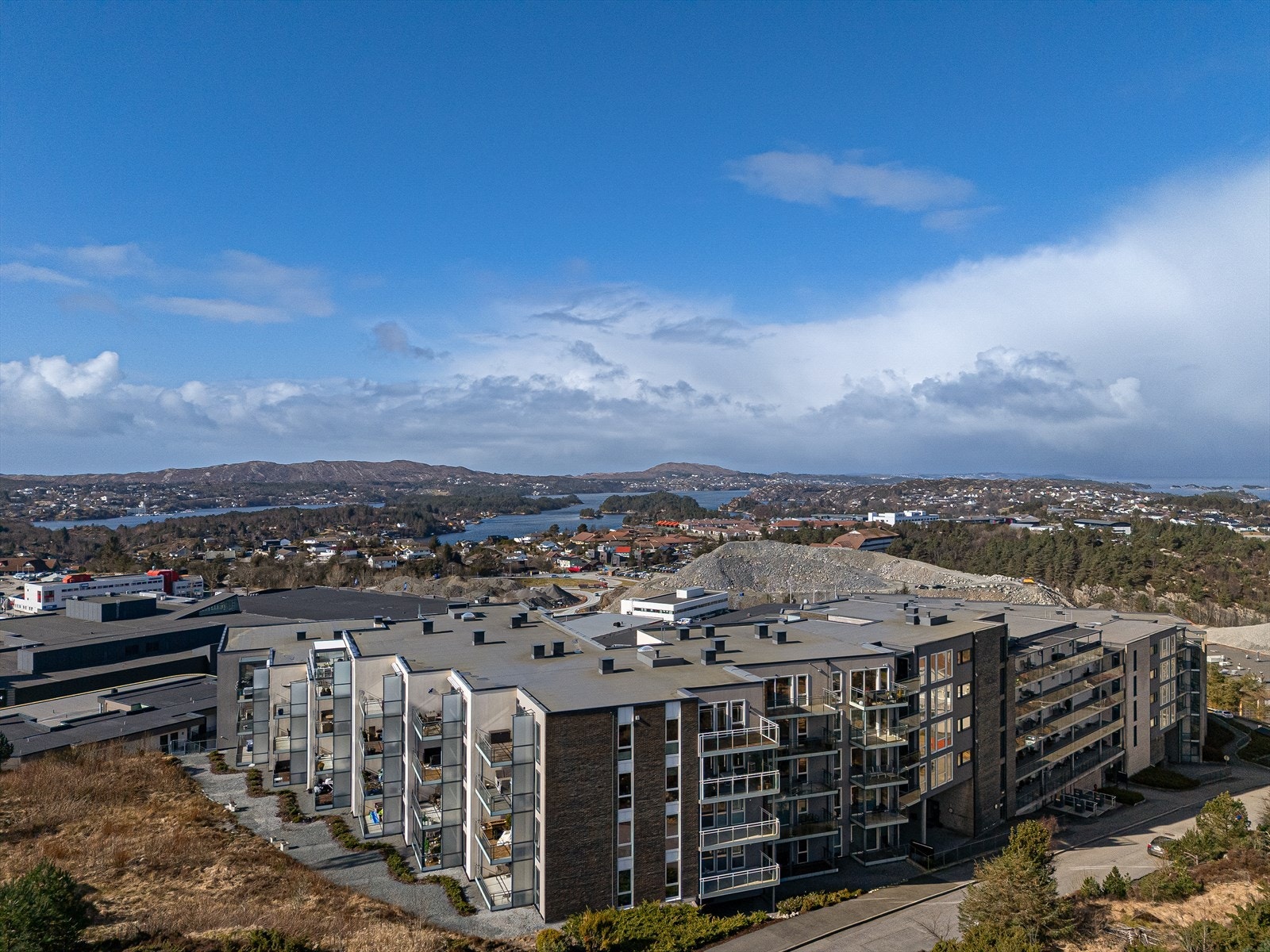 Ved senteret ligger også Straume terminal, som er knutepunktet til all kollektivtrafikk på Sotra. Galleribilde