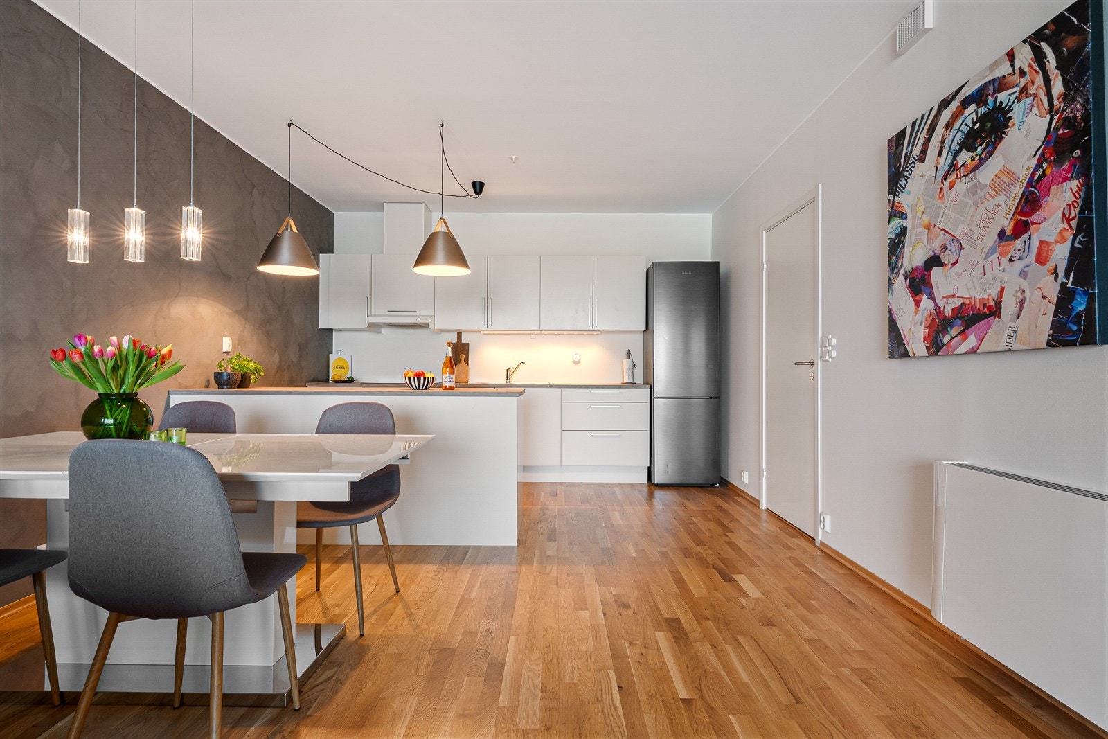 Samlingspunktet i leiligheten er en åpen og sosial stue-/kjøkkenløsning av god størrelse. Galleribilde