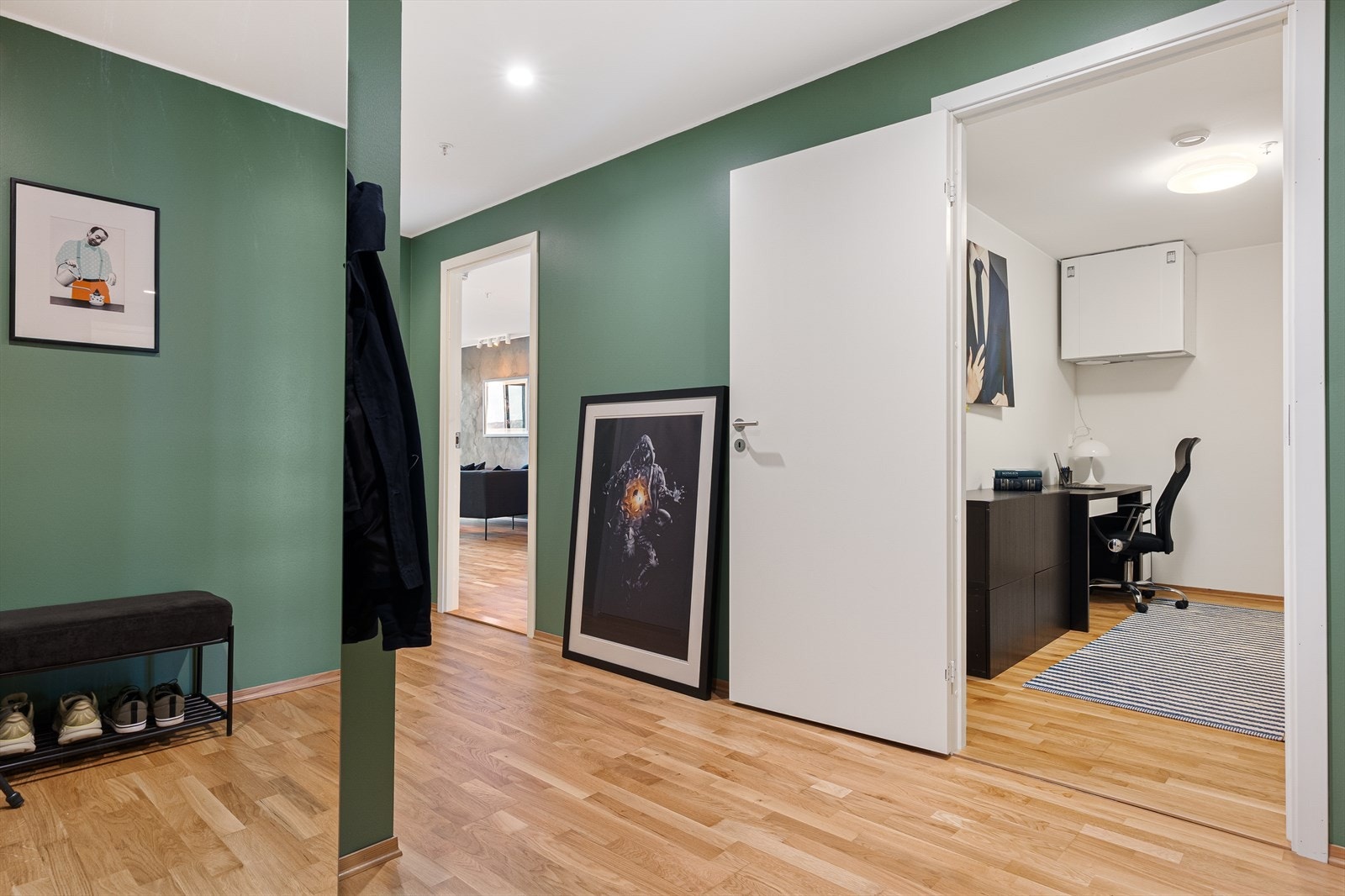 Fra entréen er det tilgang til en romslig innvendig bod på hele 8,1 m², som gir gode oppbevaringsmuligheter. Galleribilde