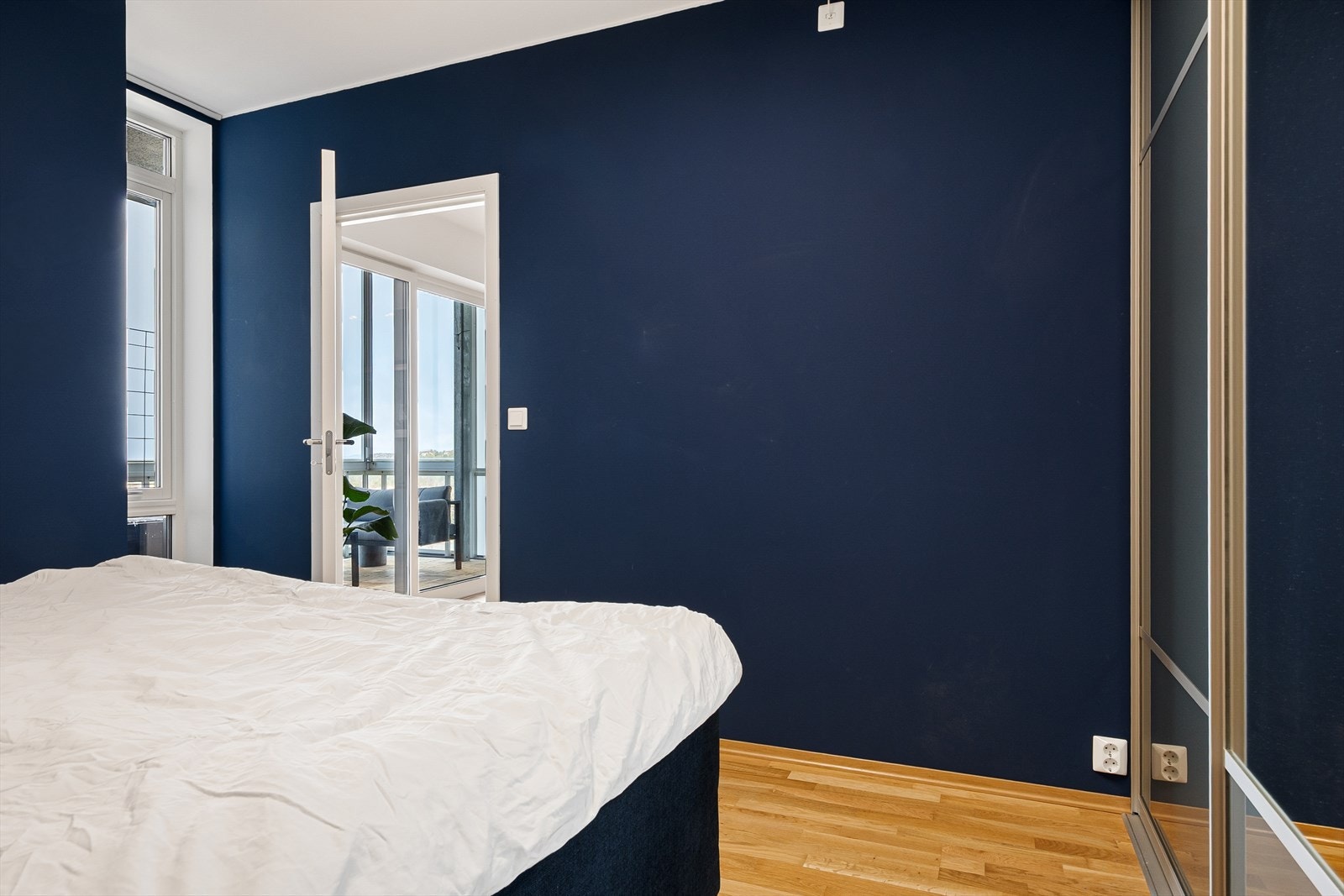 Her er det god plass til dobbeltseng, og en romslig skyvedørsgarderobe medfølger. Galleribilde