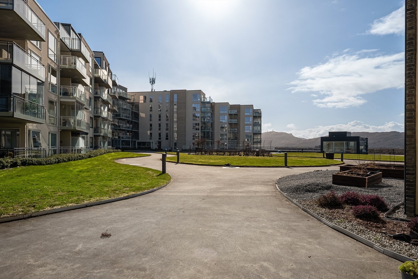 Tomten er pent opparbeidet med fellesarealer med beplantning, lekeplass, interne gangveier, etc. Galleribilde