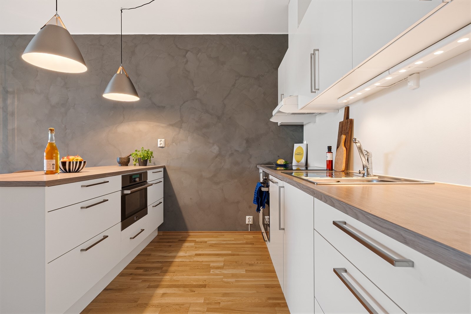 Kjøkkenet har glatte fronter og laminert benkeplate. Her finner du blant annet platetopp, stekeovn med dampfunksjon, kombiovn med mikrobølgefunksjon og oppvaskmaskin. Galleribilde