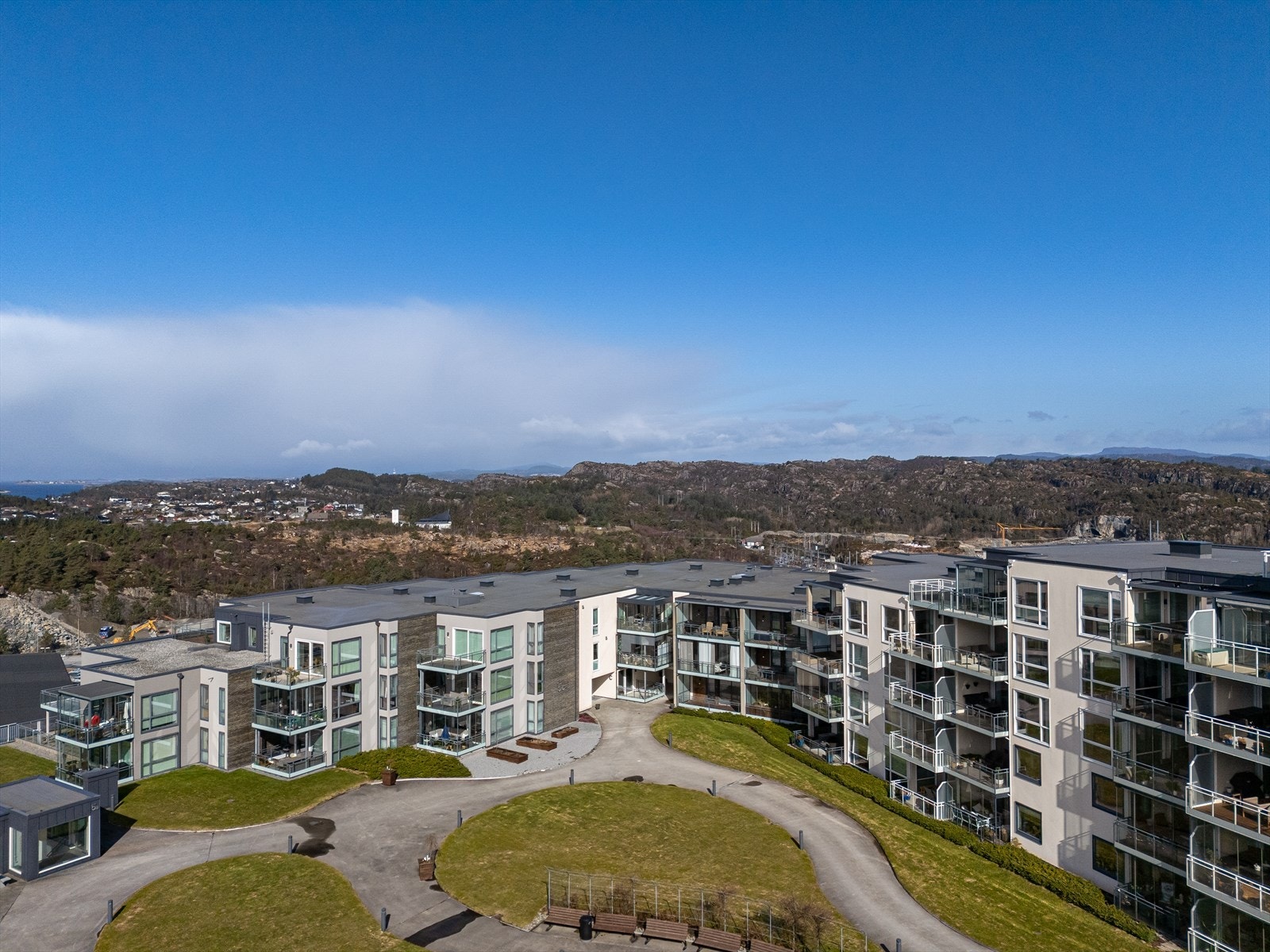 Straumsfjellet Panorama er et storslått og moderne boligområde på Sotra, bygget med fokus på utsikt, sosialt fellesskap og attraktive uteområder. Galleribilde