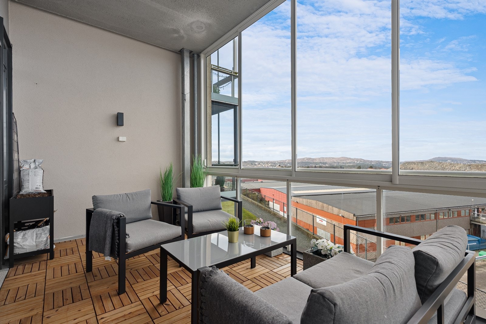 Fra stuen er det utgang til en romslig innglasset balkong på ca. 13 m² som fungerer som en naturlig forlengelse av oppholdsrommet og enkelt kan åpnes ved å skyve glassfeltene til side. Galleribilde