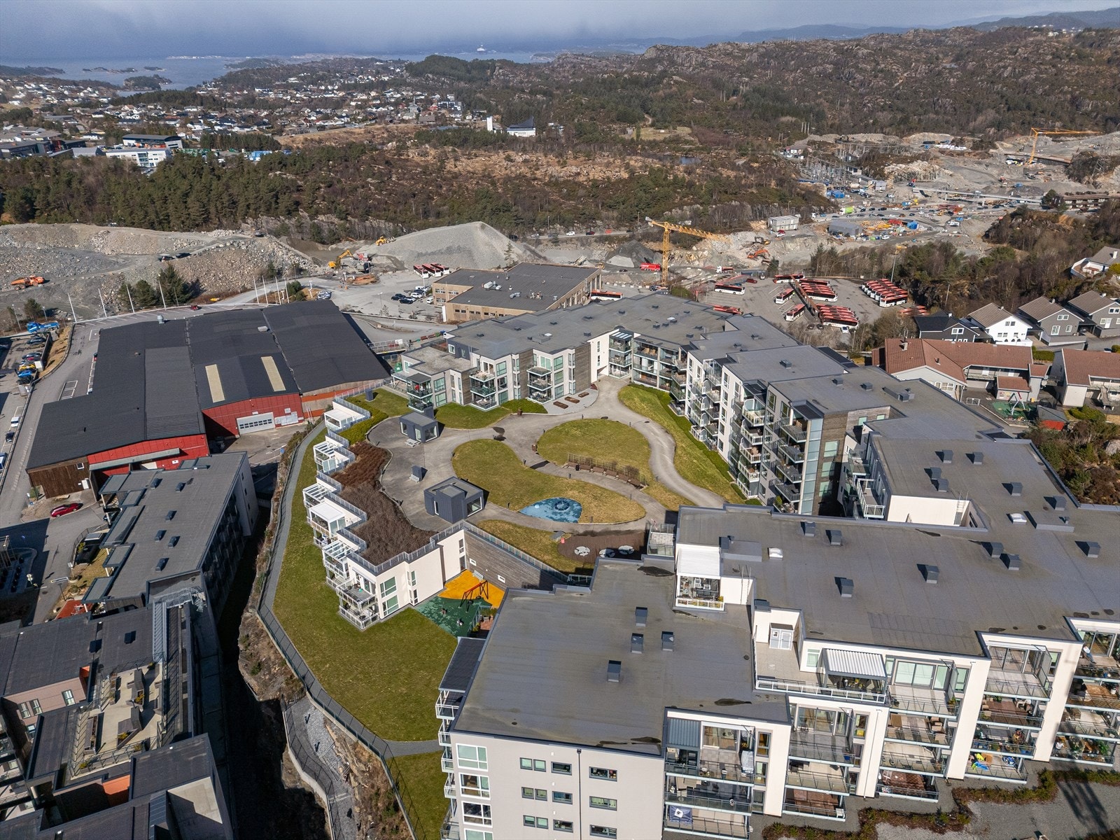 Eiendommen ligger rett bak Sartor Storsenter, hvor man finner alt man måtte trenge av fasiliteter og servicetilbud. Galleribilde