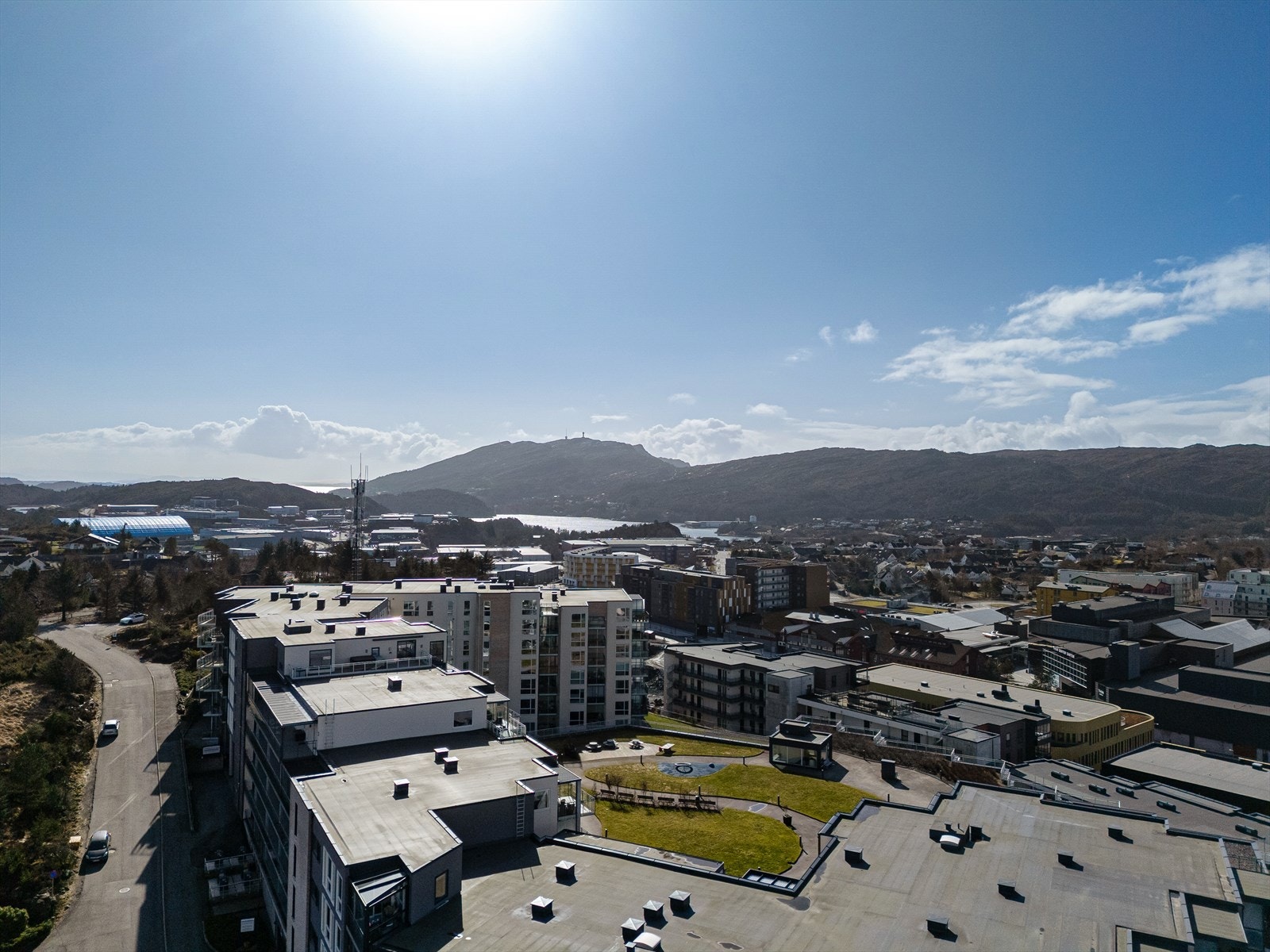 Leiligheten har en svært sentral og attraktiv beliggenhet på Straume. Galleribilde