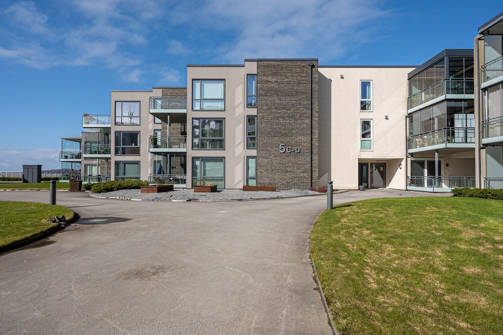 Tomten er pent opparbeidet med fellesarealer med beplantning, lekeplass, interne gangveier, etc. Galleribilde