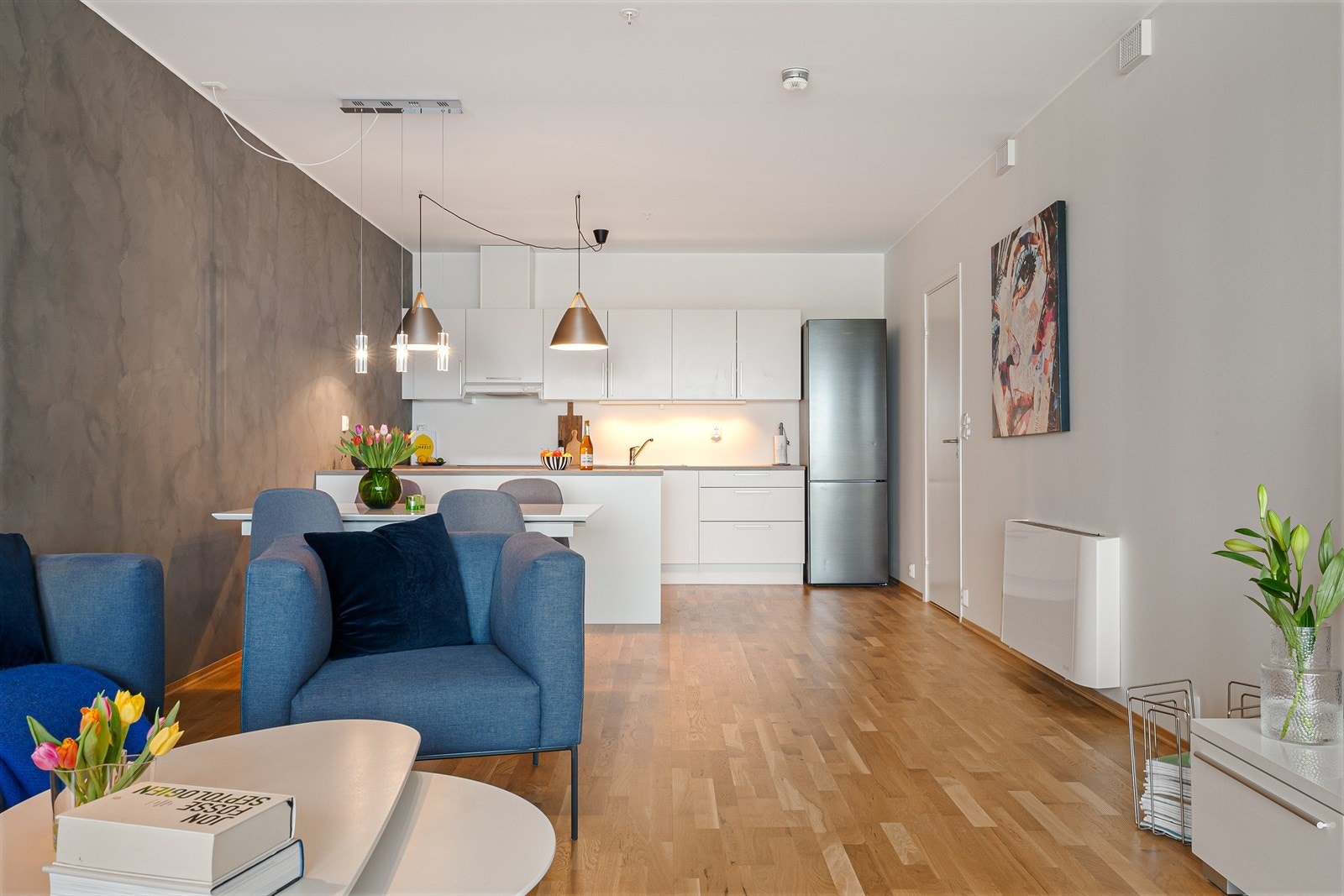 Leiligheten har balansert ventilasjon og oppvarming via fjernvarme og varmekonvektor. Galleribilde