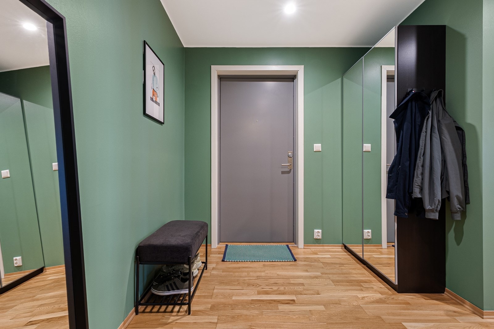 Entréen er romslig og har plass til garderobeløsning. Galleribilde