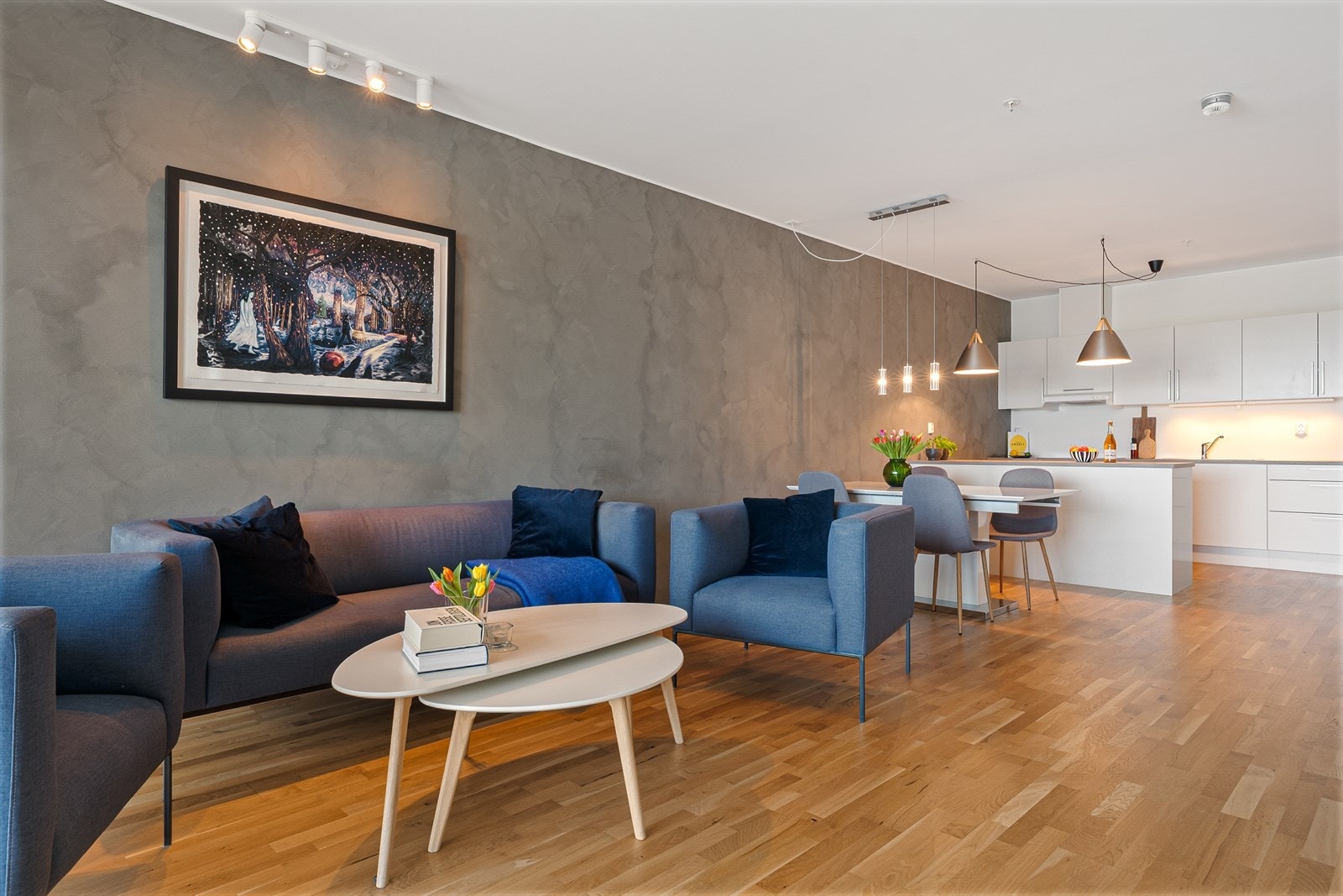 Oppholdsrommet har et fint lysinnslipp og en utforming som gjør det enkelt å møblere. Galleribilde